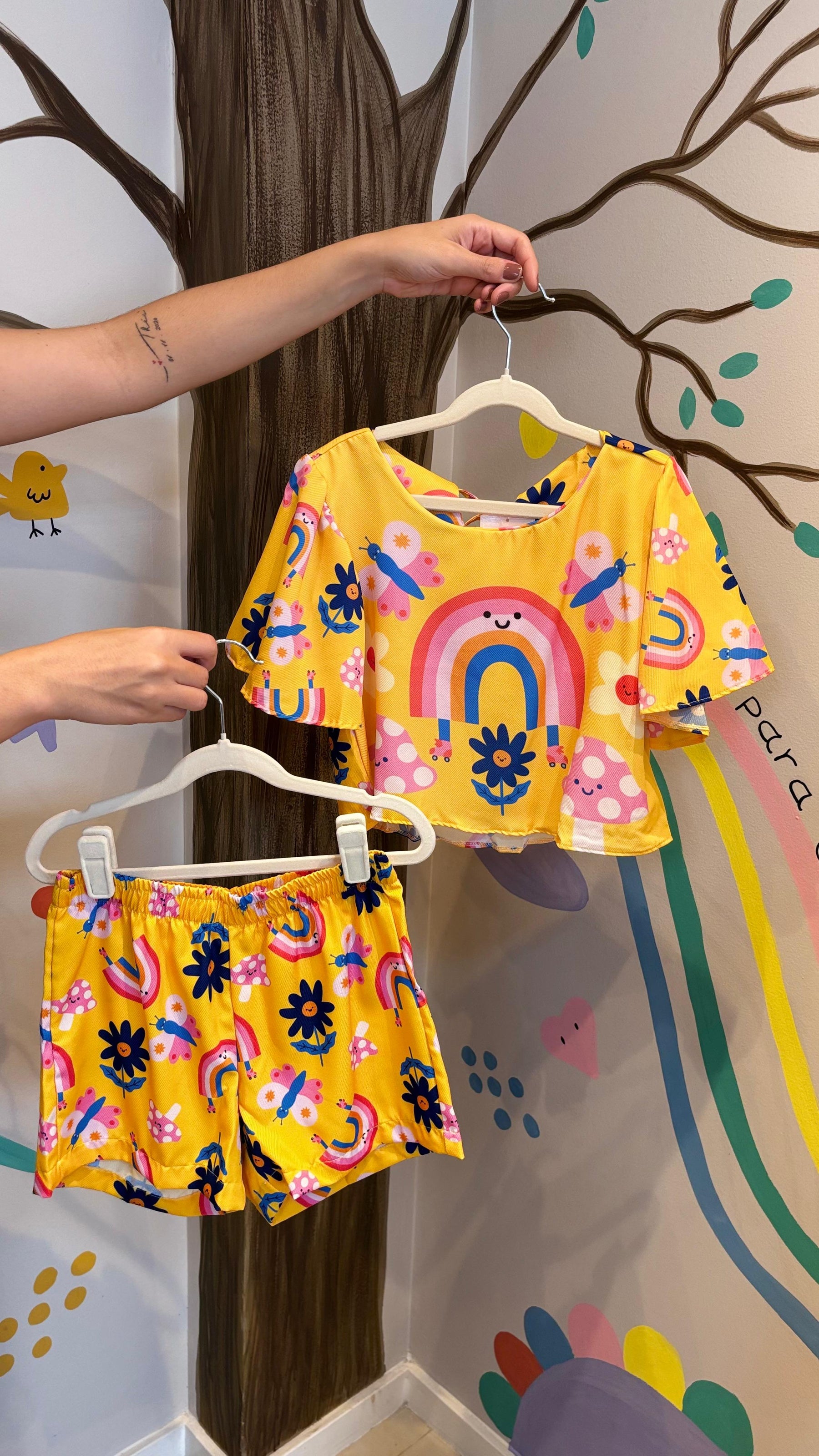 Conjunto Infantil Estampa Arco-íris Amarelo | Lá Colorê