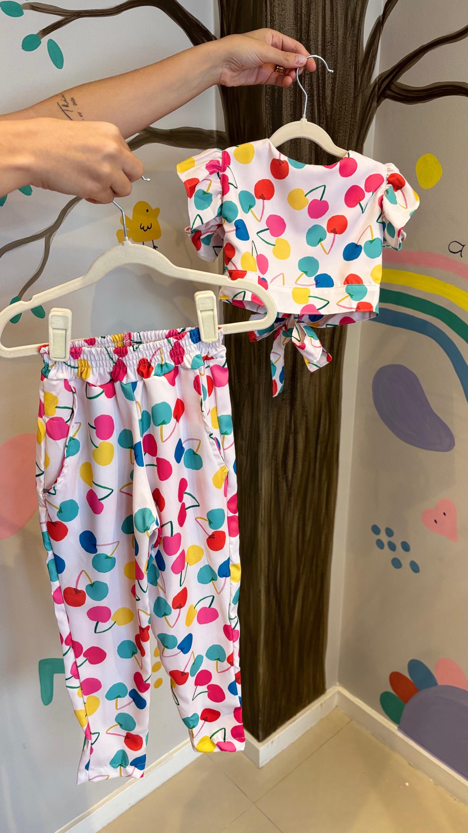 Conjunto Luxo Infantil Estampa Cherry | Lá Colorê