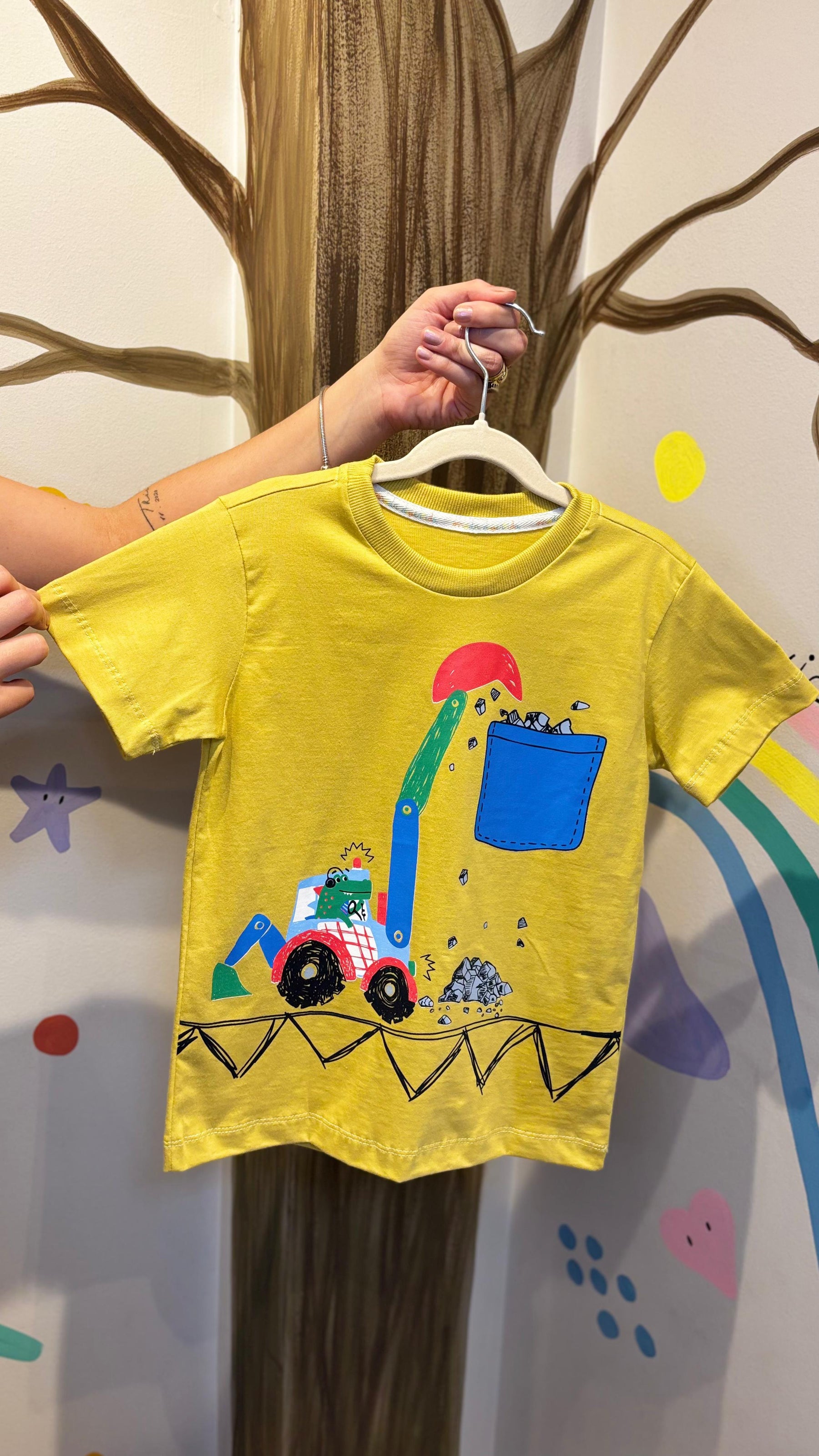 T-Shirt Infantil Amarela com Estampa Jacaré e Retroescavadeira - 100% Algodão | Lá Colorê