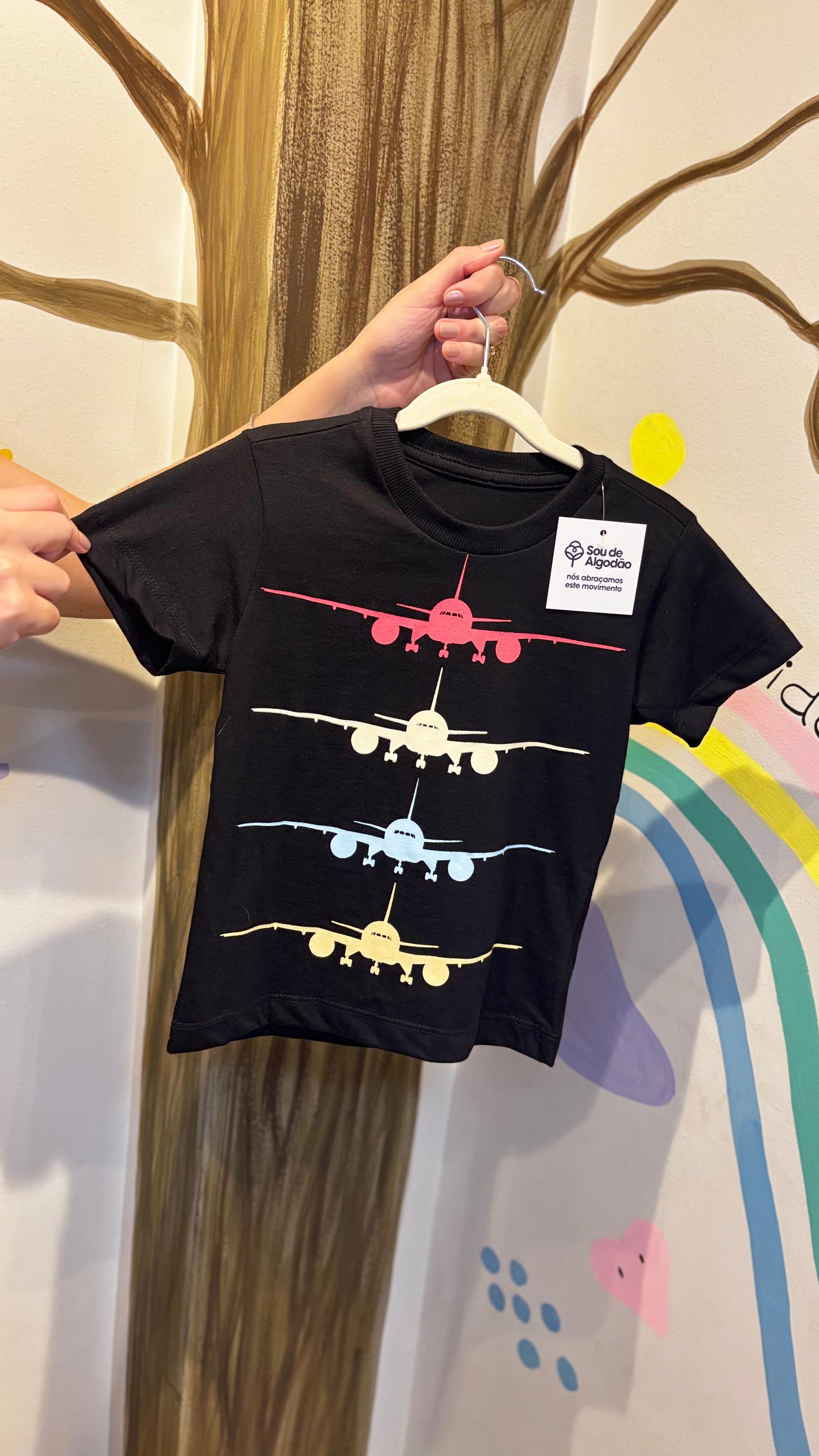 T-Shirt Infantil Preta com Estampa de Avião - 100% Algodão | Lá Colorê