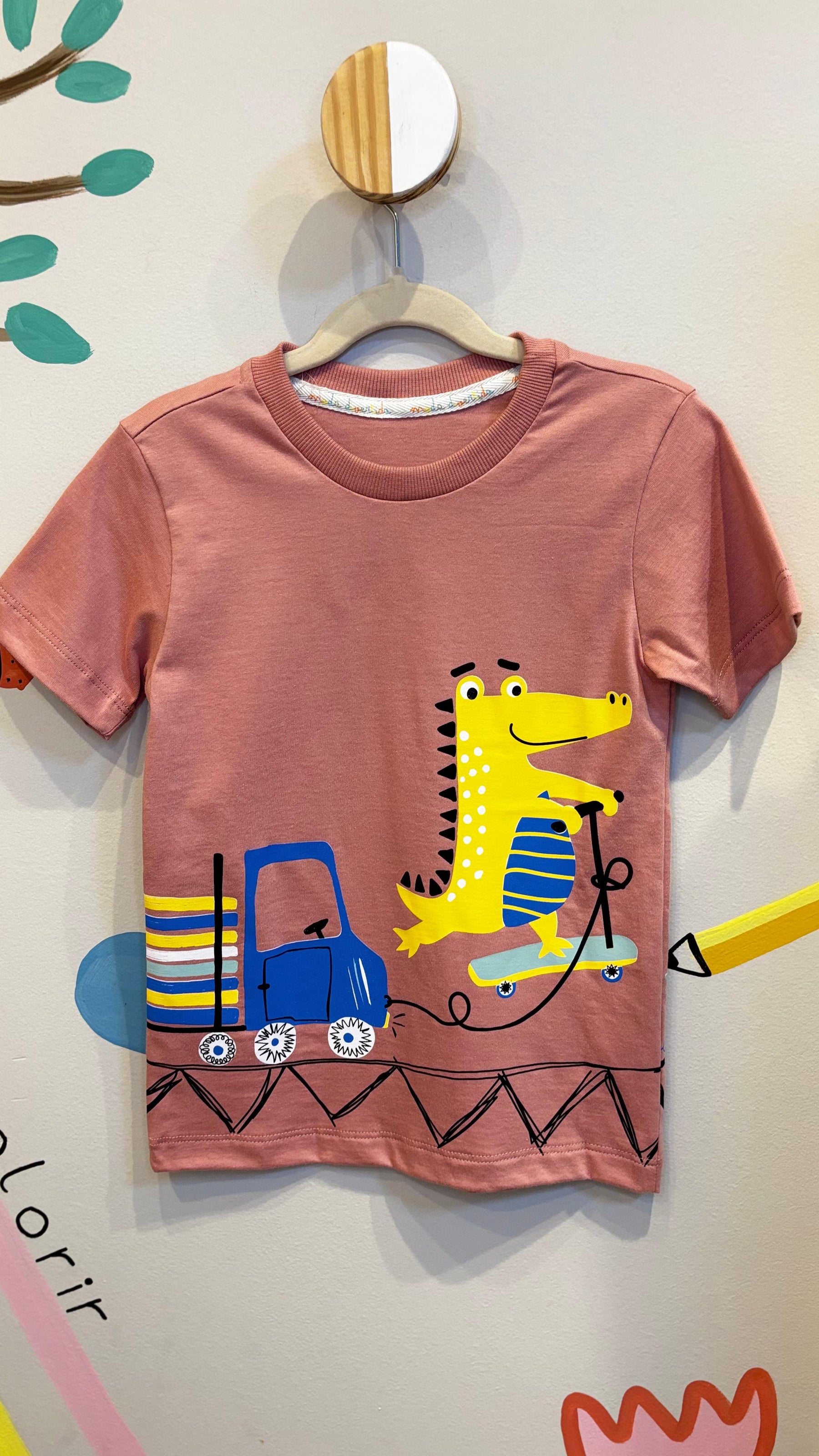 T-Shirt Infantil Lilás com Estampa do Jacaré e Retroescavadeira - 100% Algodão | Lá Colorê