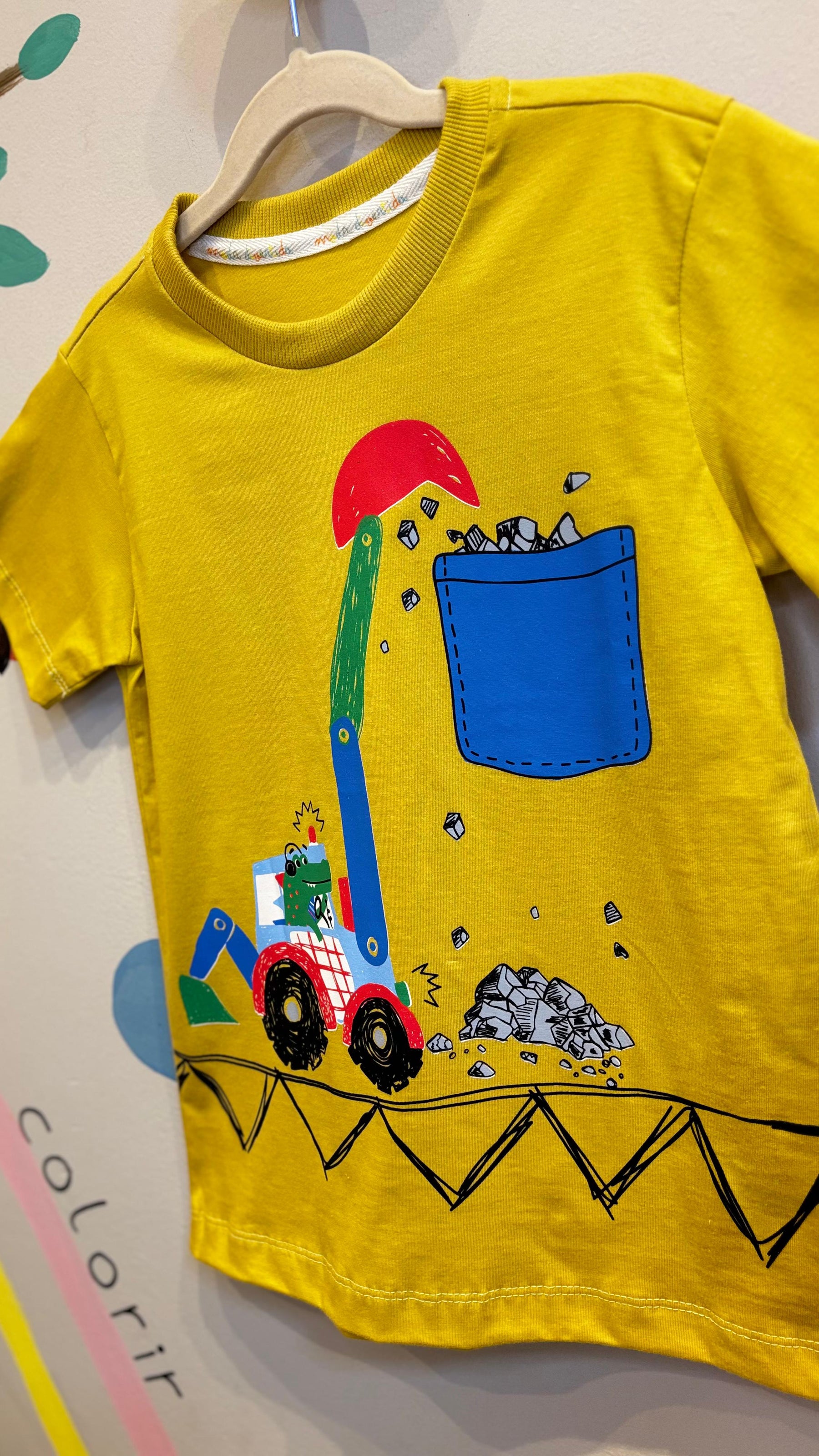 T-Shirt Infantil Amarela com Estampa Jacaré e Retroescavadeira - 100% Algodão | Lá Colorê