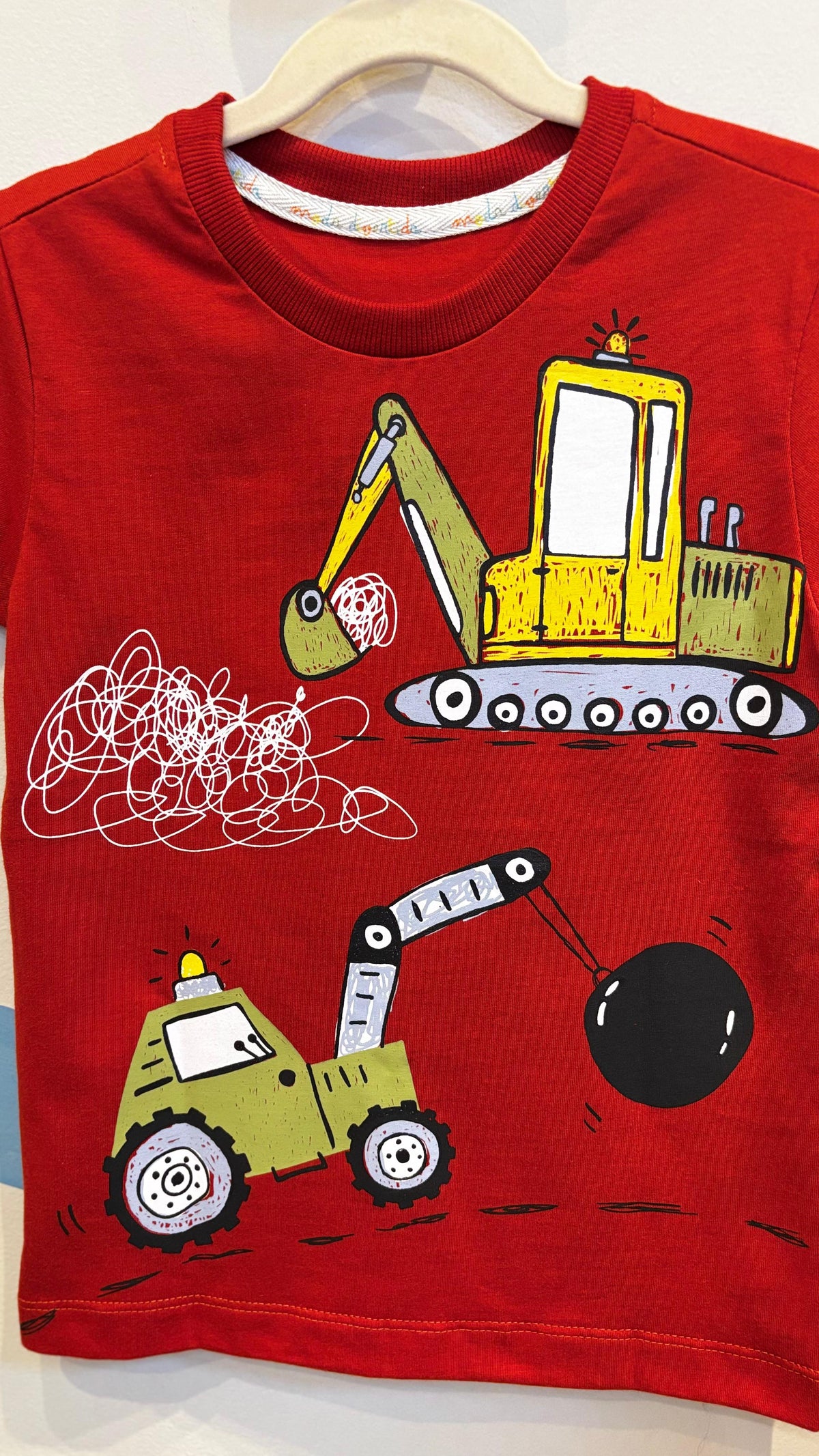 T-Shirt Infantil Vermelha com Estampa de Retroescavadeira - 100% Algodão | Lá Colorê
