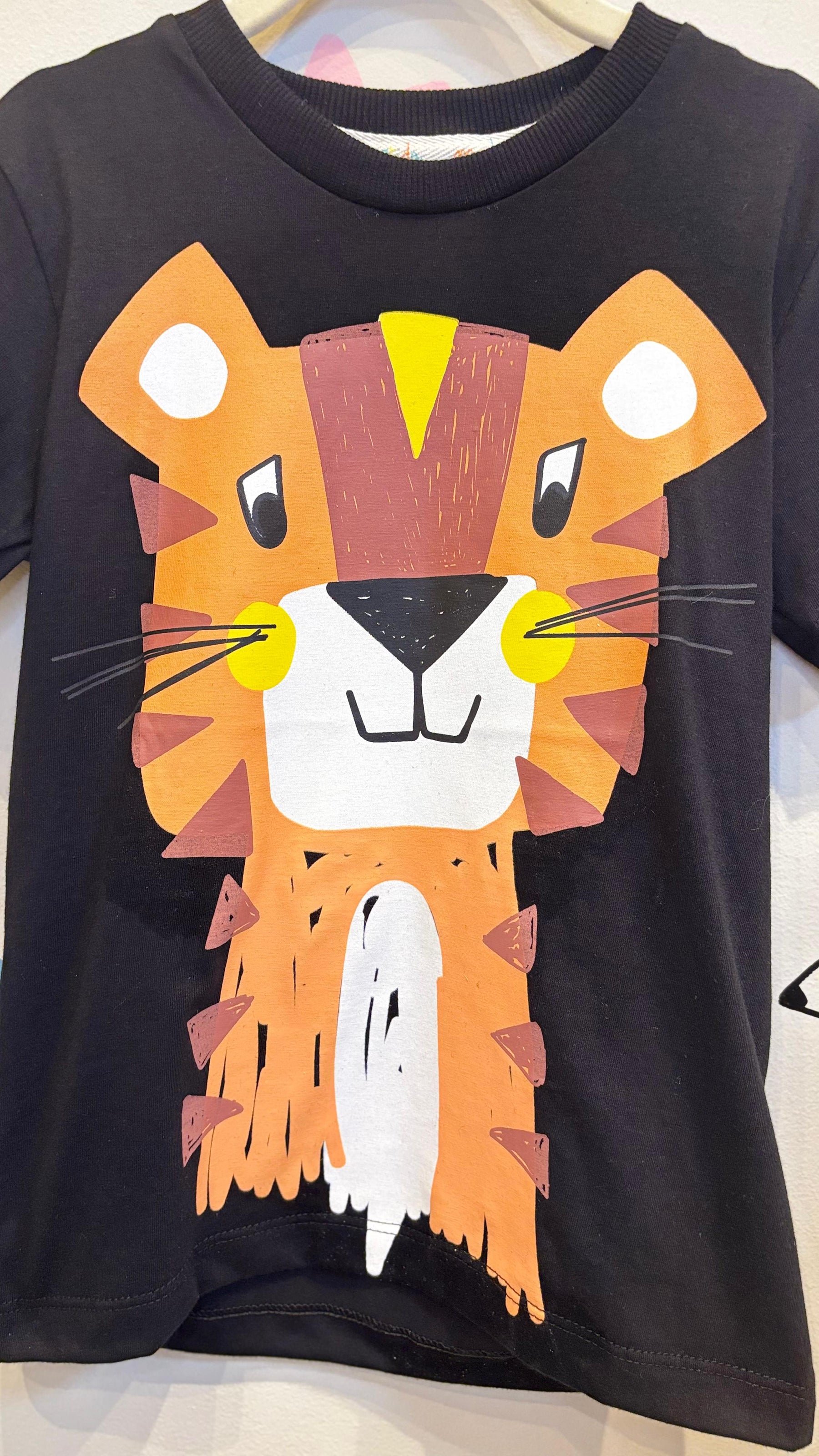 T-Shirt Infantil Preta com Estampa de Leão - 100% Algodão | Lá Colorê