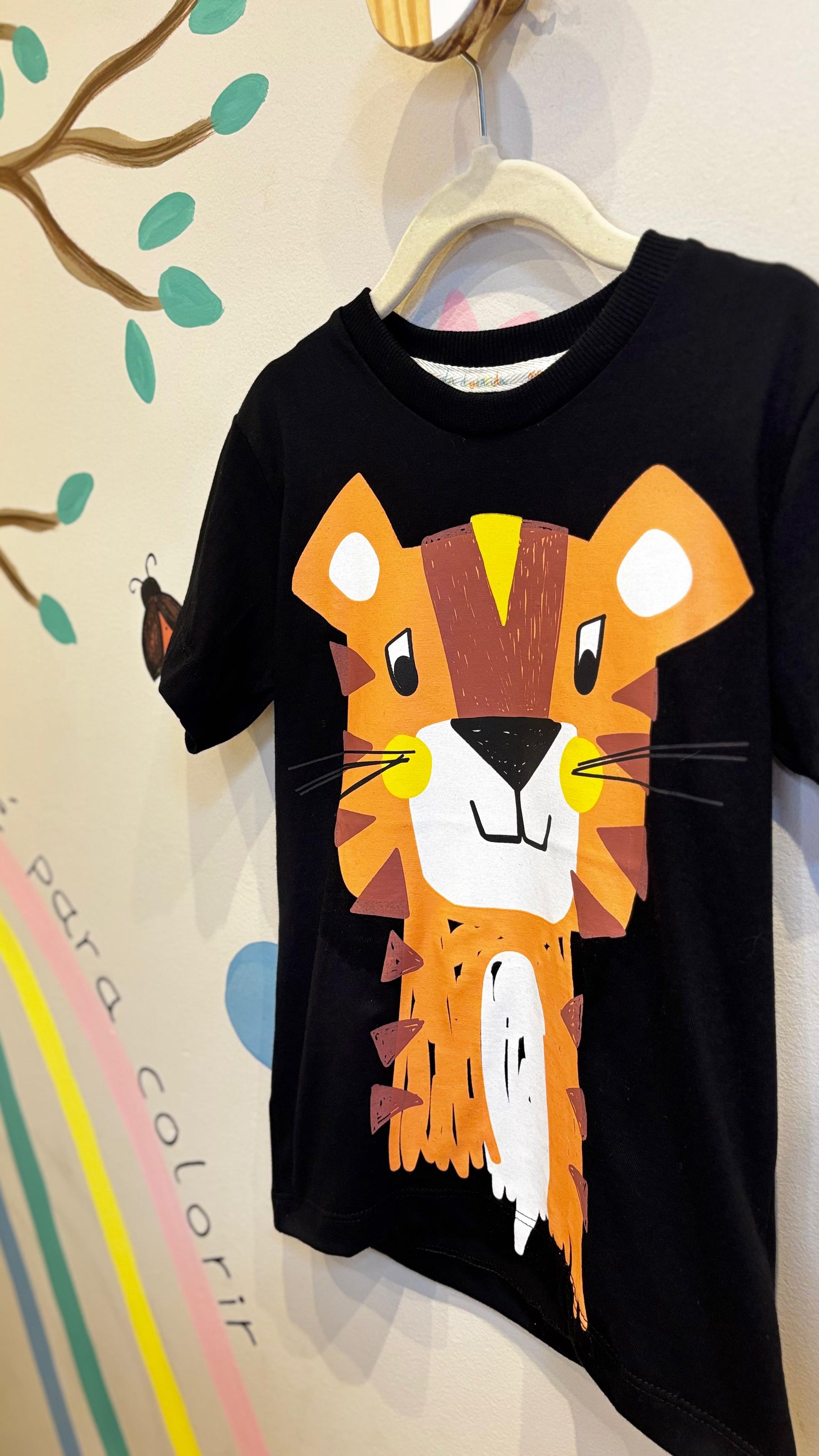 T-Shirt Infantil Preta com Estampa de Leão - 100% Algodão | Lá Colorê
