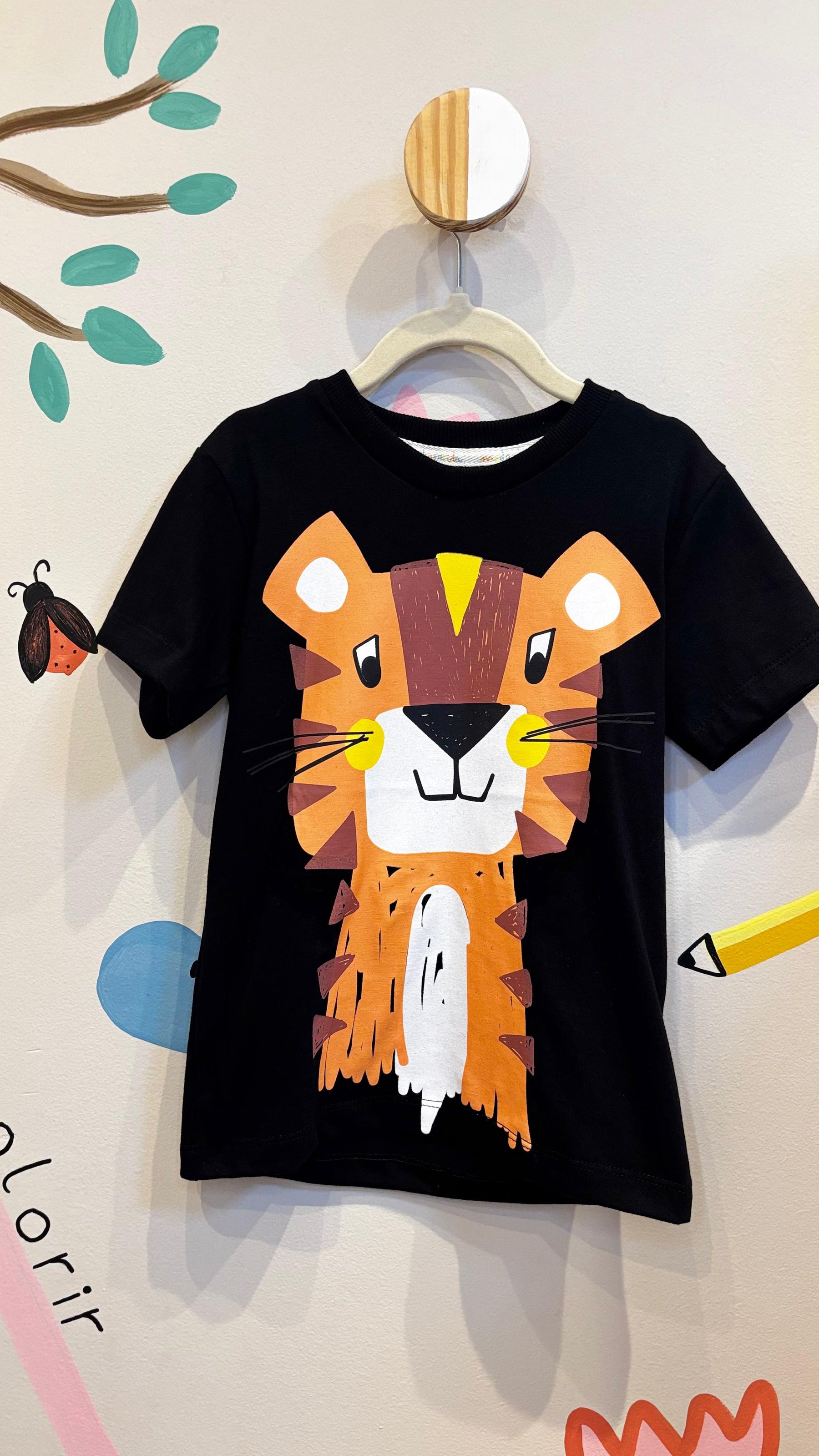 T-Shirt Infantil Preta com Estampa de Leão - 100% Algodão | Lá Colorê