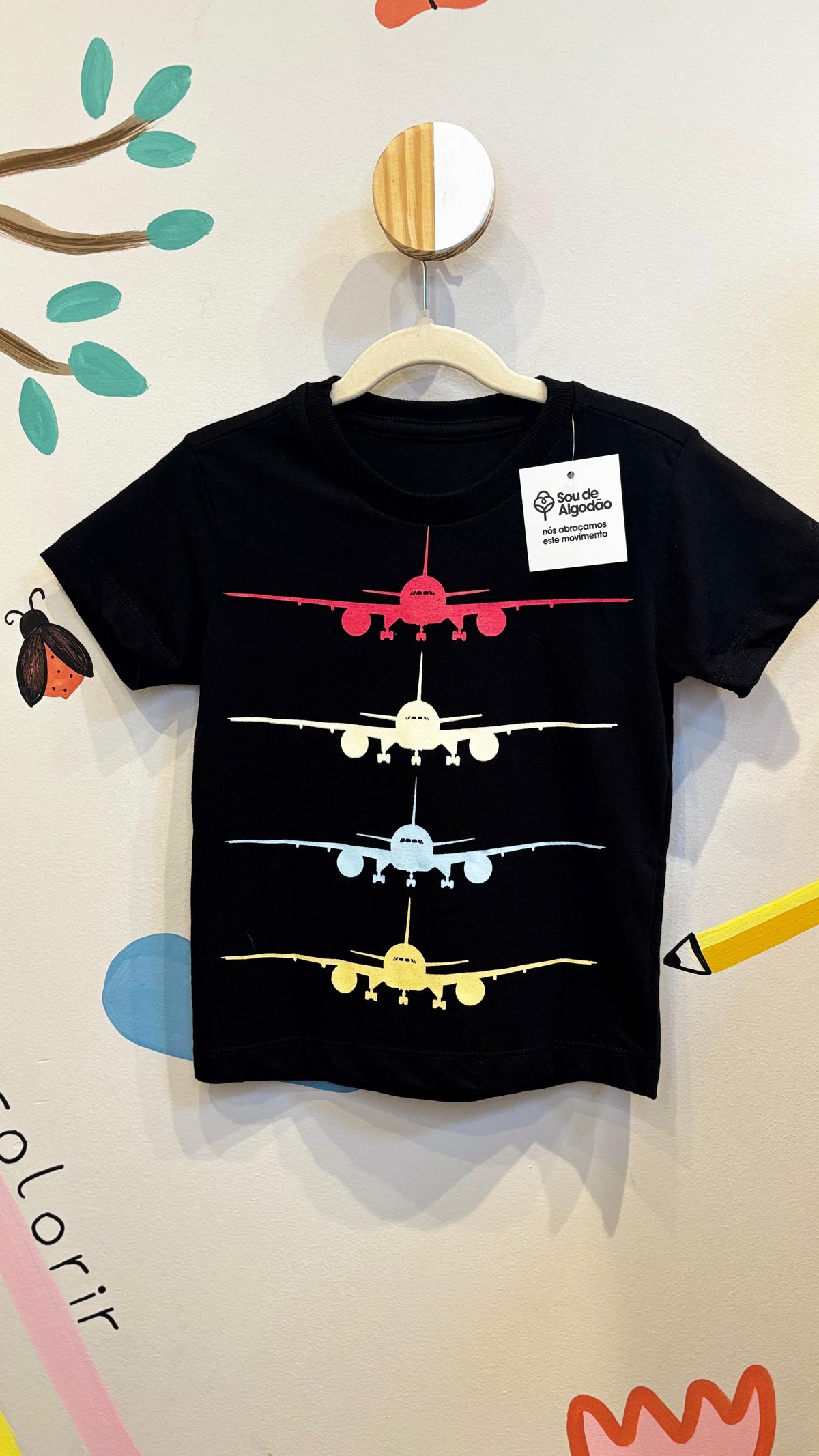 T-Shirt Infantil Preta com Estampa de Avião - 100% Algodão | Lá Colorê