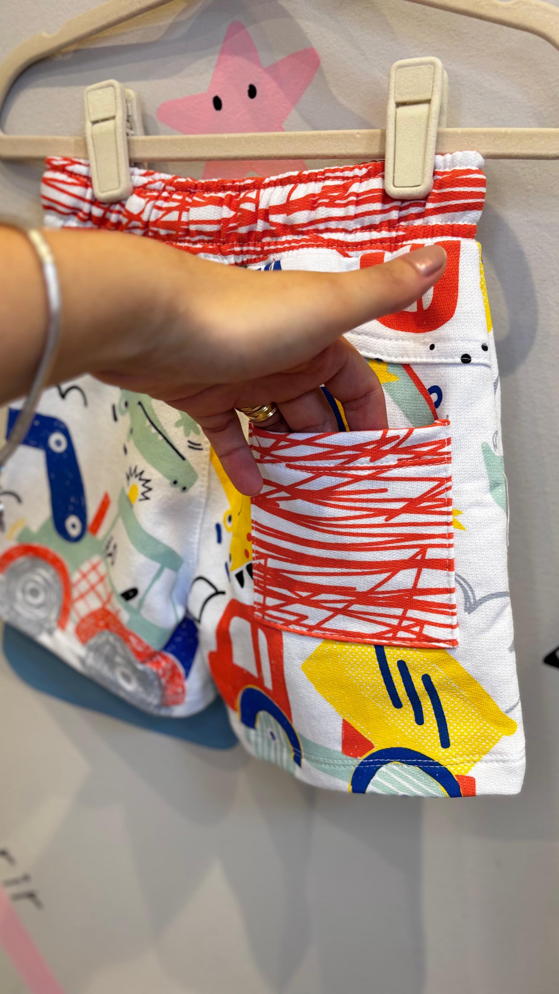 Bermuda Infantil Lúdica com Estampa de Retro e Dino | Lá Colorê