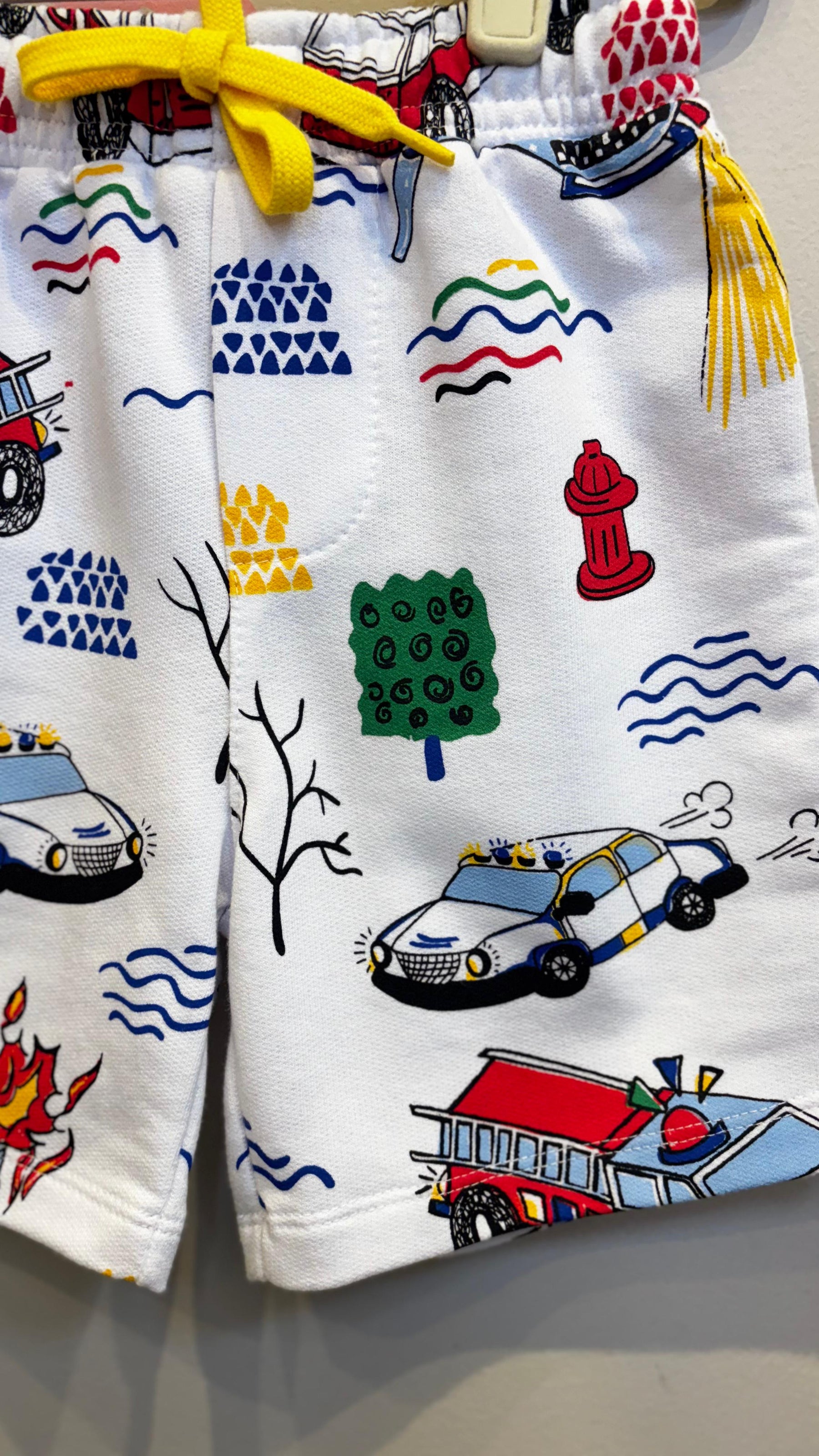 Bermuda Infantil Lúdica com Estampa de Carro de Polícia e Bombeiro | Lá Colorê