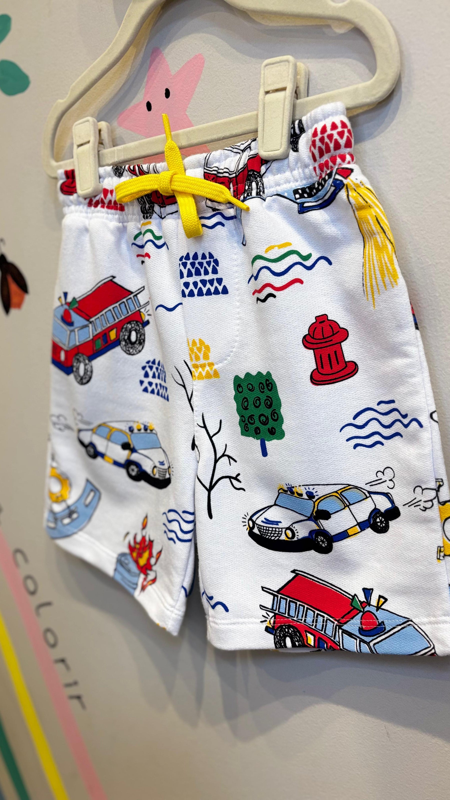 Bermuda Infantil Lúdica com Estampa de Carro de Polícia e Bombeiro | Lá Colorê