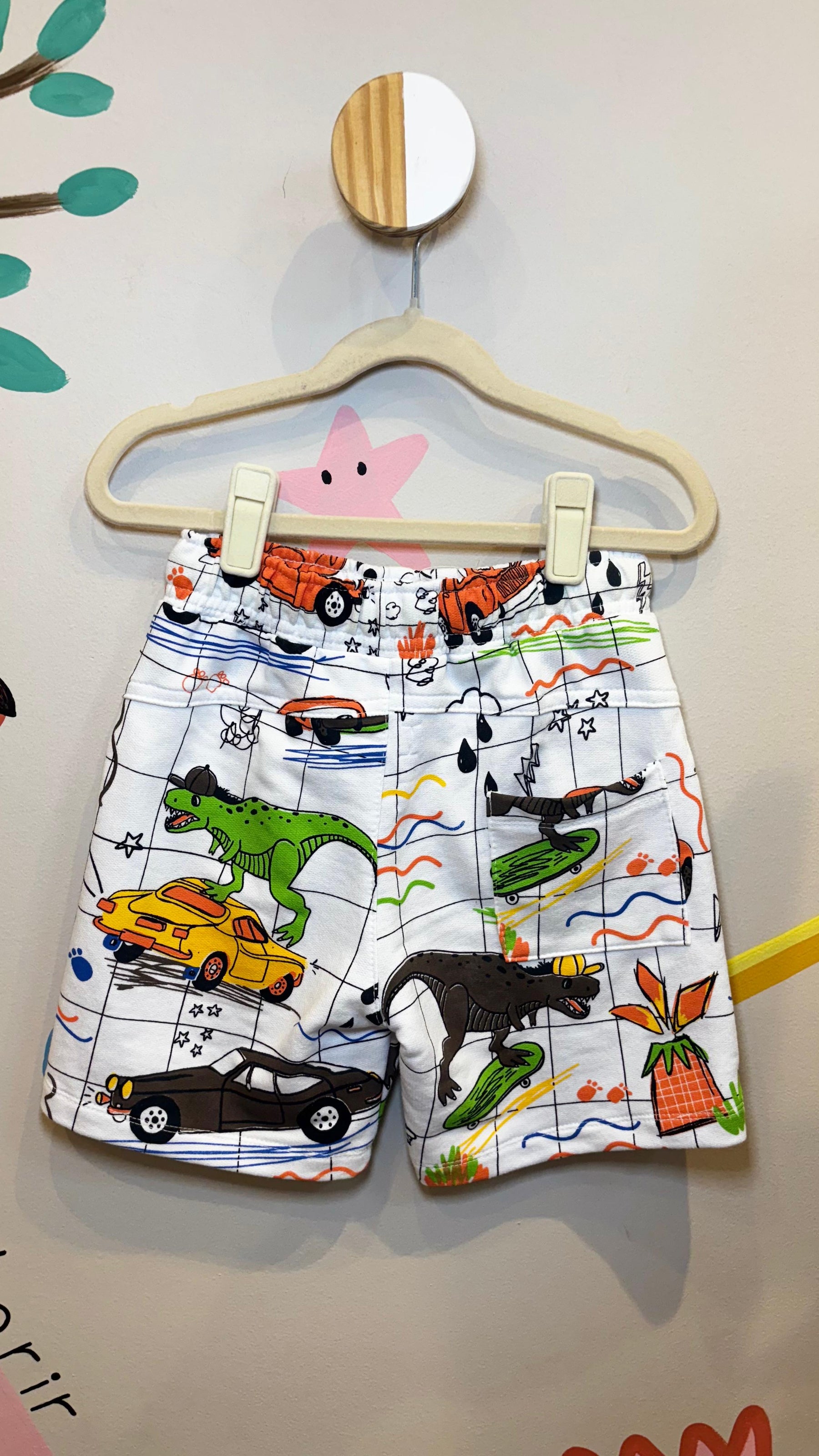 Bermuda Infantil Lúdica com Estampa de Dino e Carros | Lá Colorê