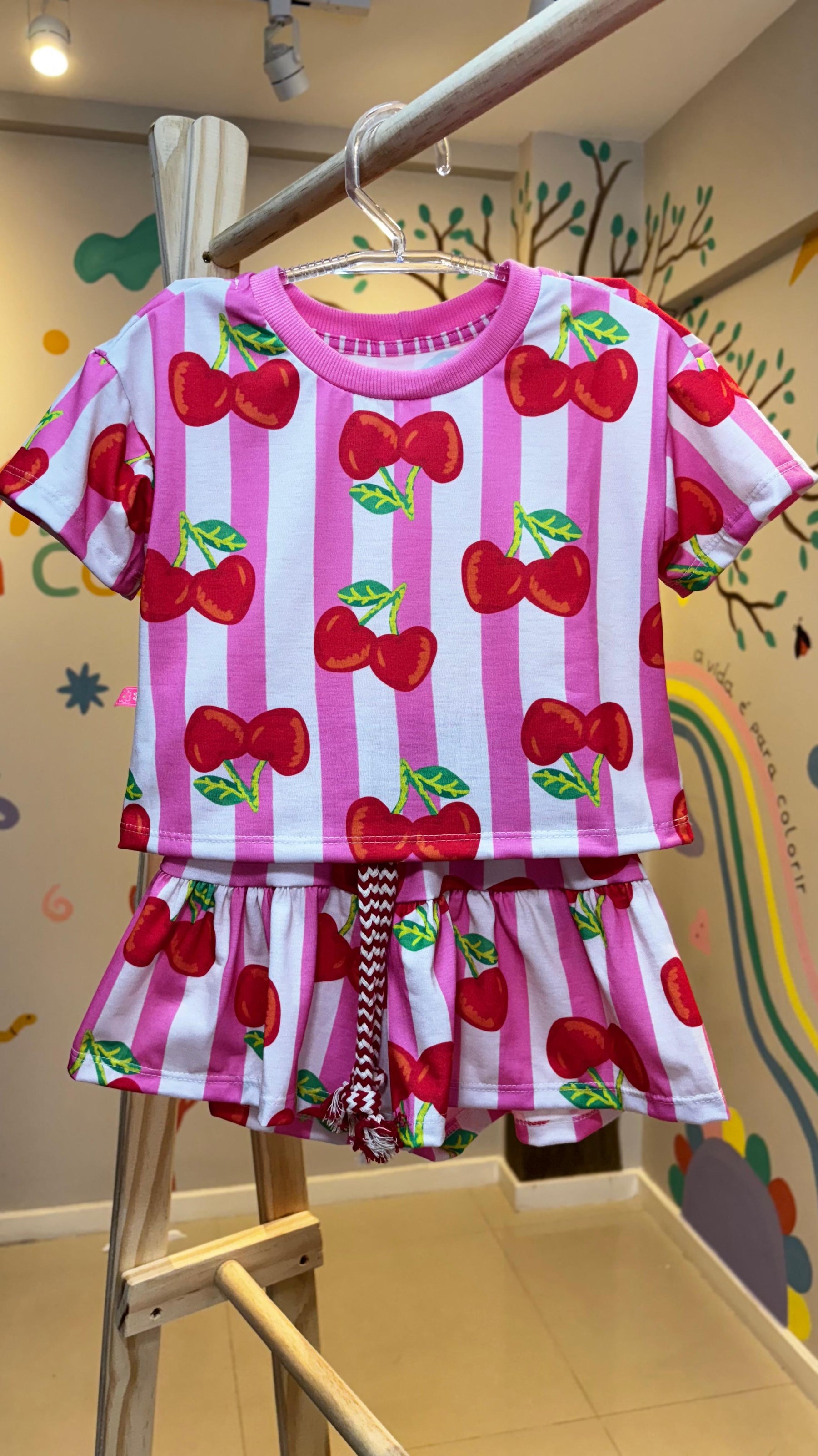 Conjunto Infantil Estampa Cereja Listrada Rosa | Lá Colorê