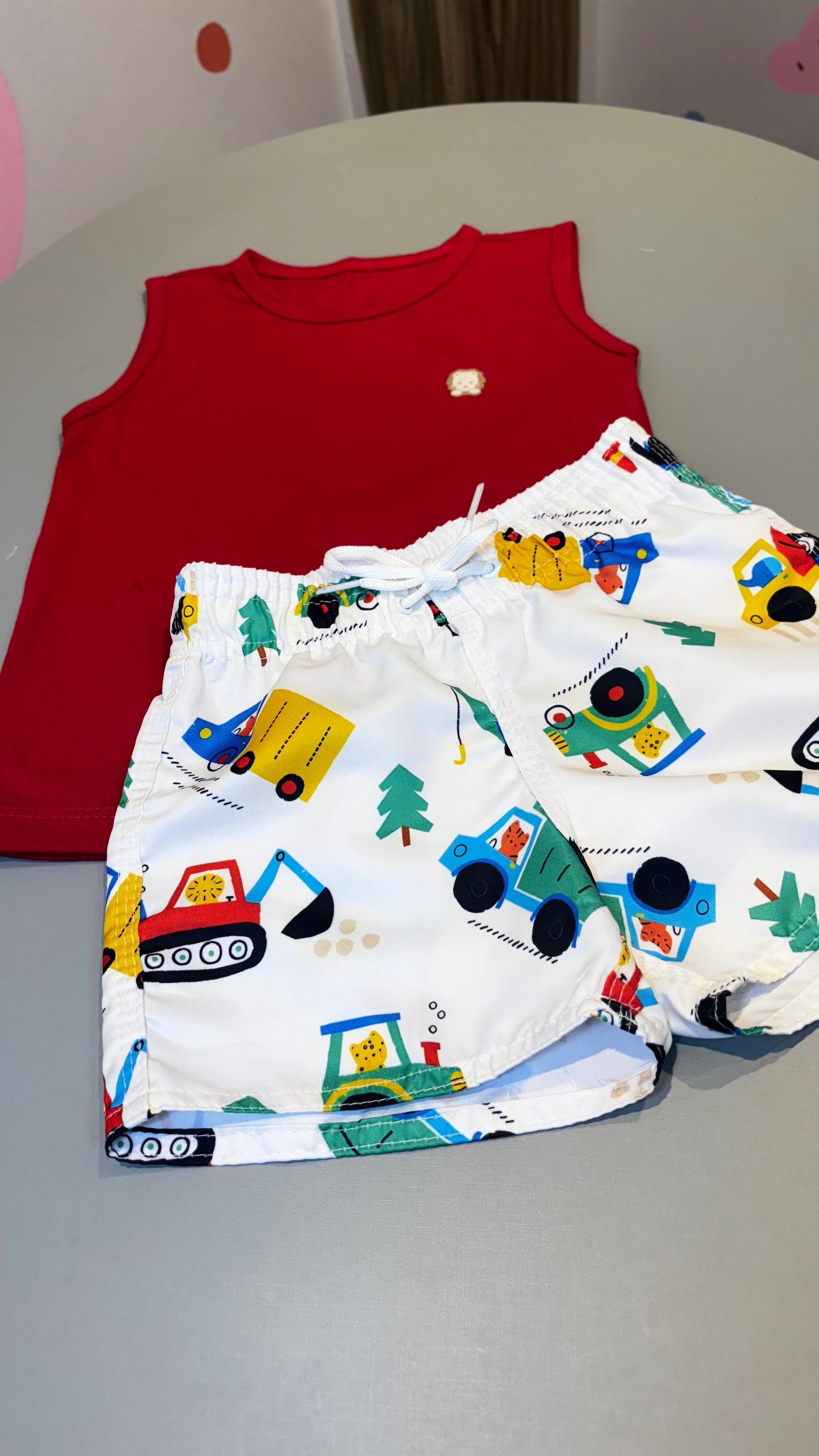 Conjunto Infantil Regata Vermelha e Short Tactel na Estampa Veículos | Lá Colorê