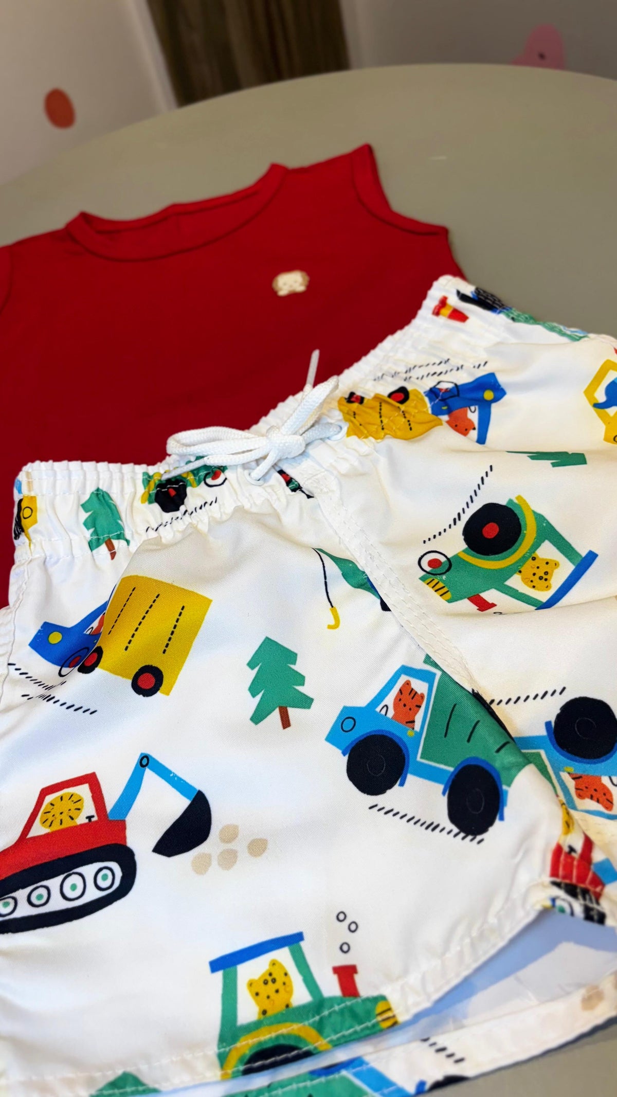 Conjunto Infantil Regata Vermelha e Short Tactel na Estampa Veículos | Lá Colorê