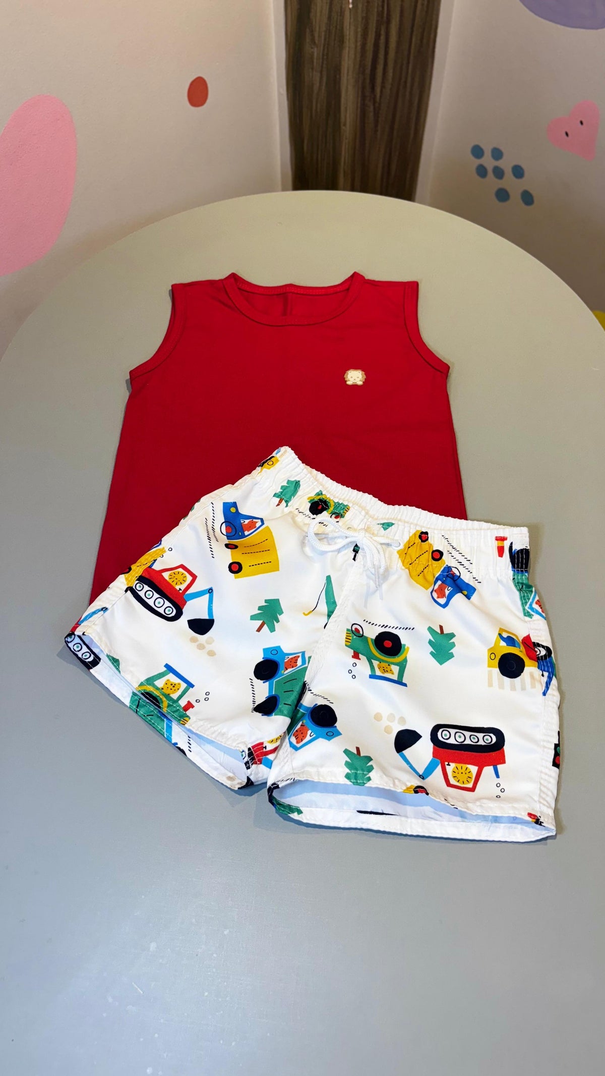 Conjunto Infantil Regata Vermelha e Short Tactel na Estampa Veículos | Lá Colorê