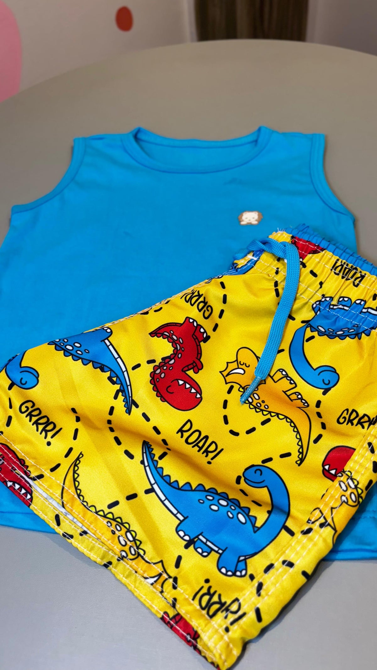 Conjunto Infantil Regata Azul e Short Tactel na Estampa Dinossauros | Lá Colorê