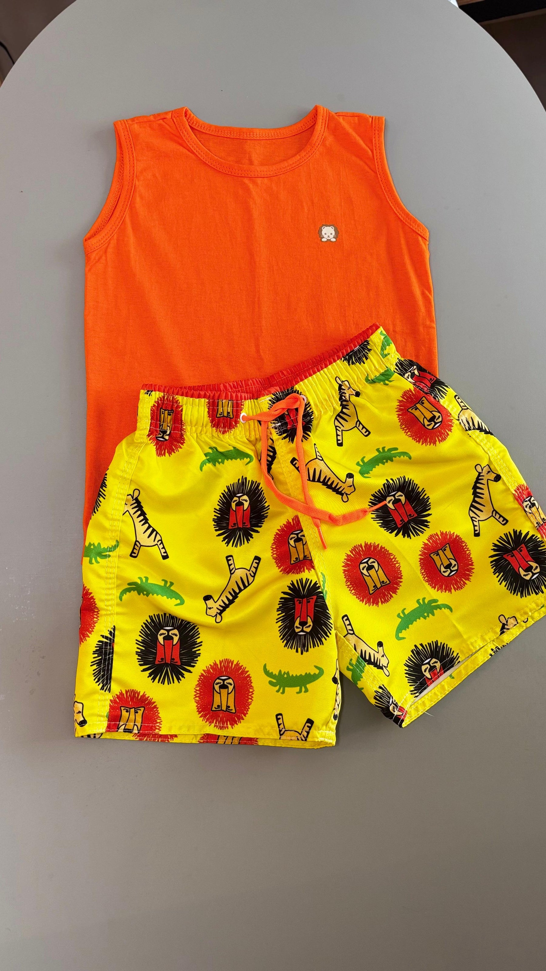 Conjunto Infantil Regata Laranja e Short Tactel na Estampa Zoo | Lá Colorê