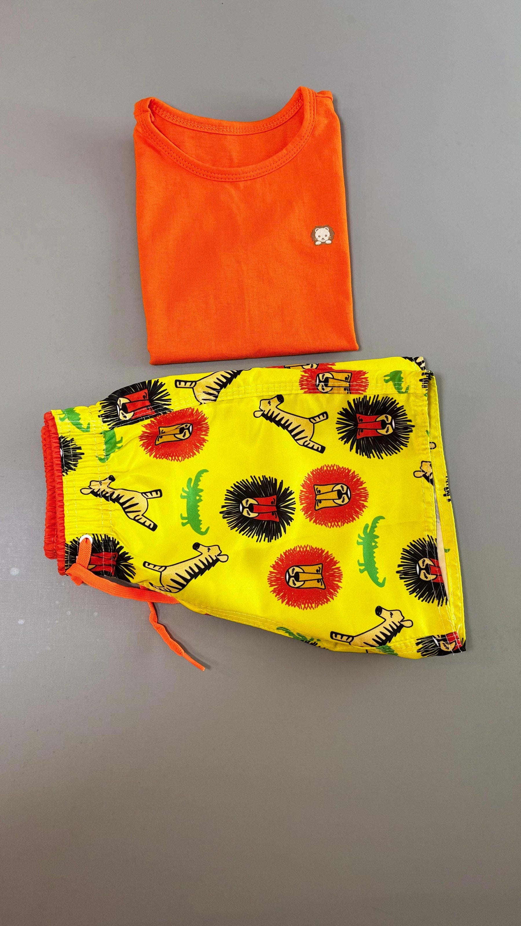 Conjunto Infantil Regata Laranja e Short Tactel na Estampa Zoo | Lá Colorê