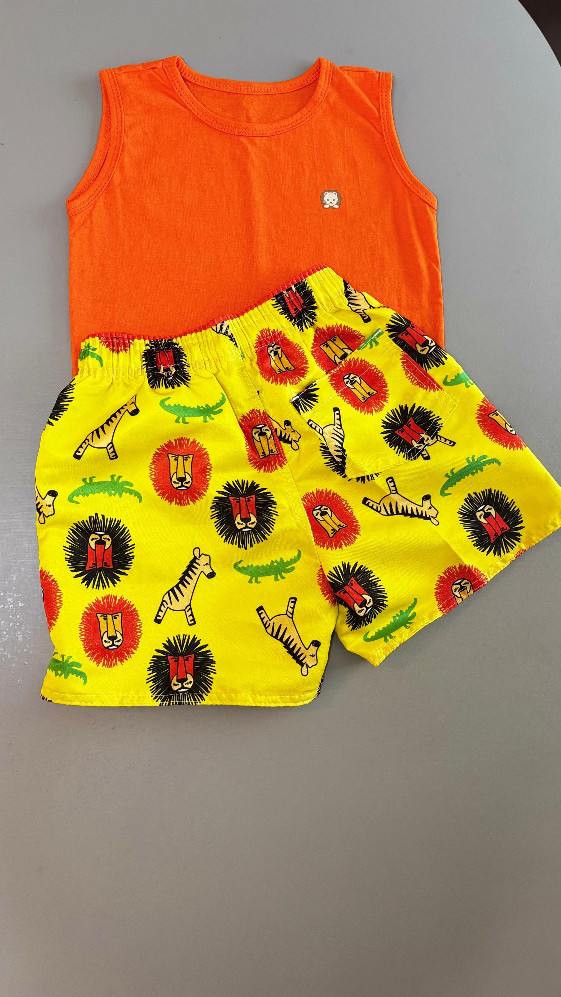 Conjunto Infantil Regata Laranja e Short Tactel na Estampa Zoo | Lá Colorê