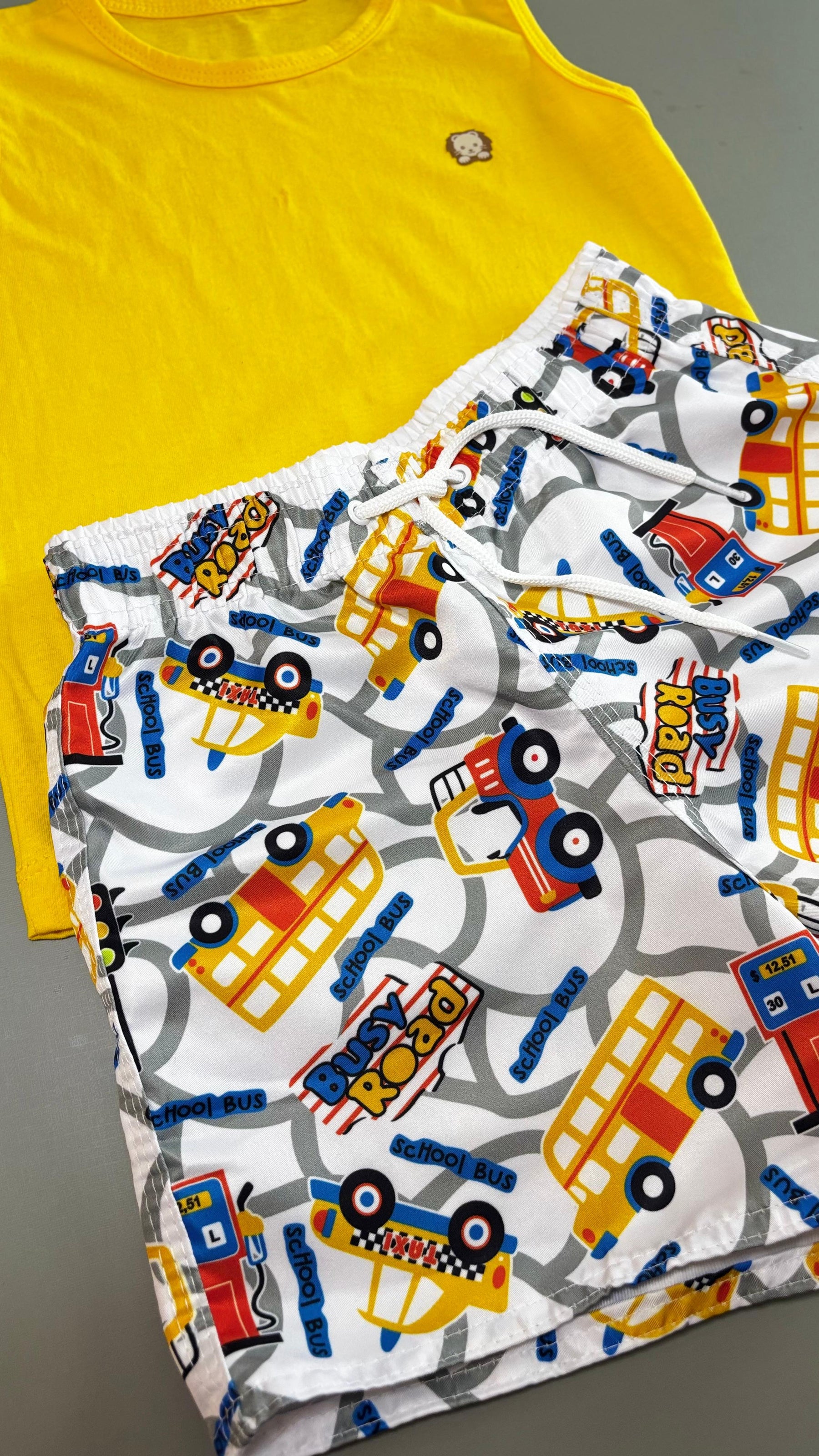 Conjunto Infantil Regata Amarela e Short Tactel na Estampa Meios de Transportes | Lá Colorê