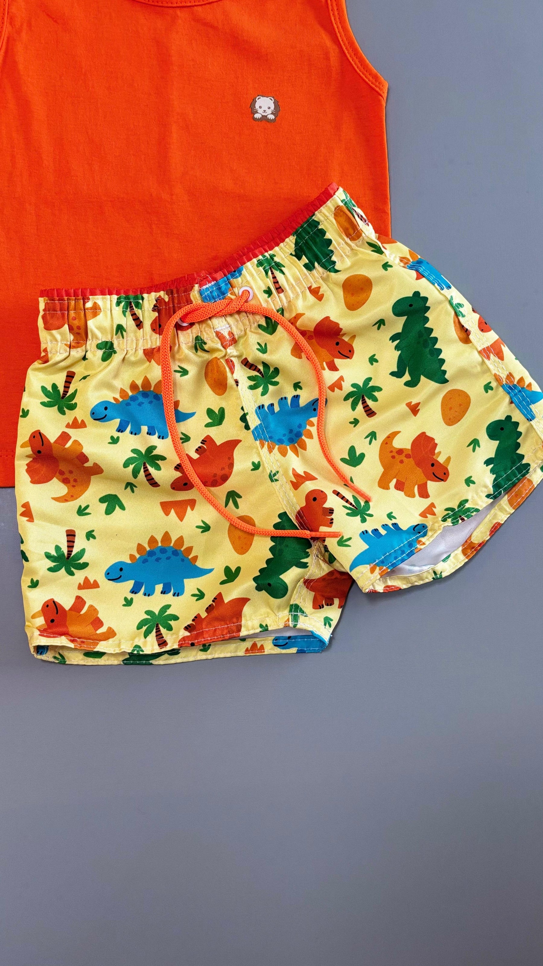 Conjunto Infantil Regata Laranja e Short Tactel na Estampa Dino | Lá Colorê