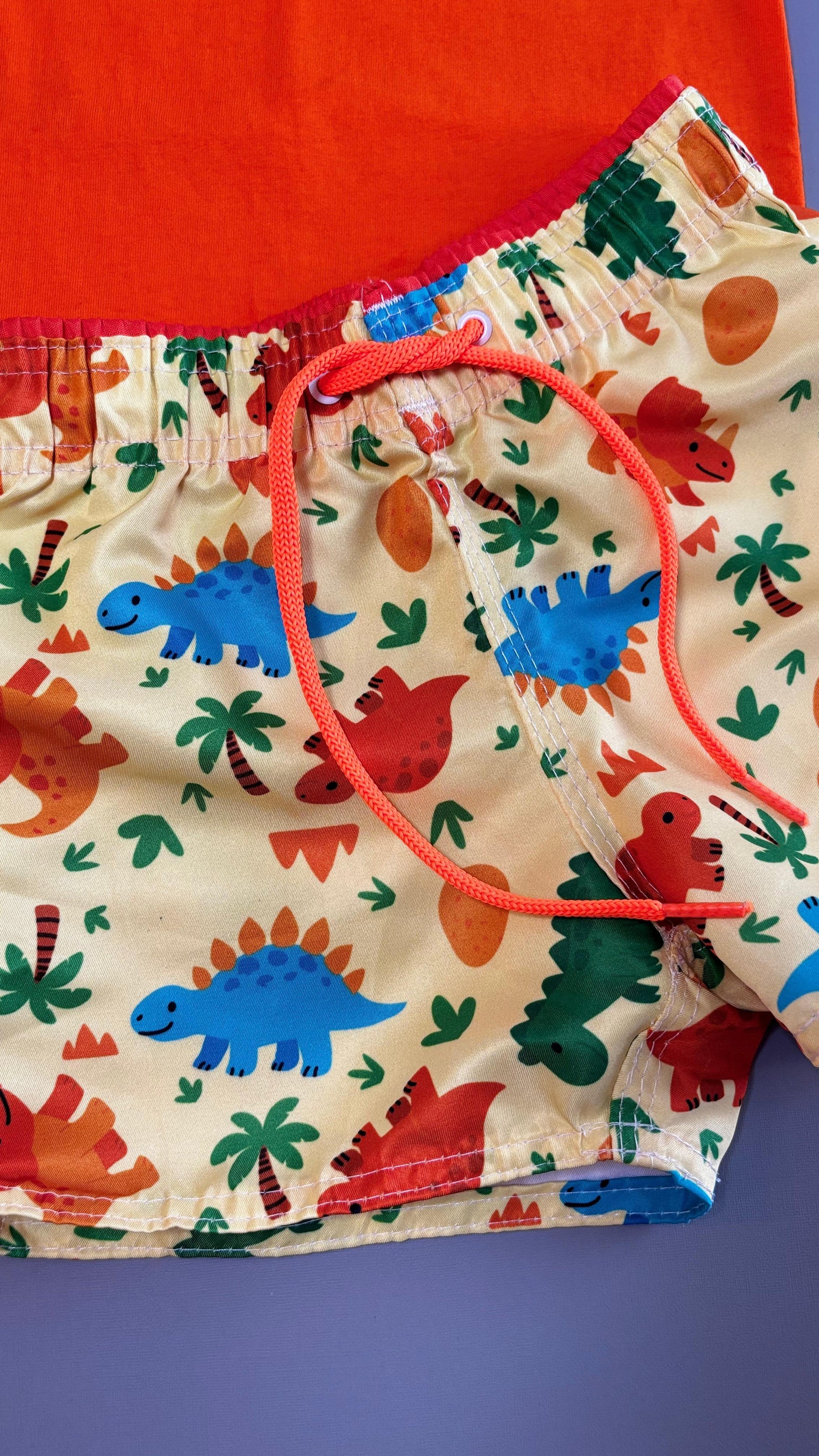 Conjunto Infantil Regata Laranja e Short Tactel na Estampa Dino | Lá Colorê