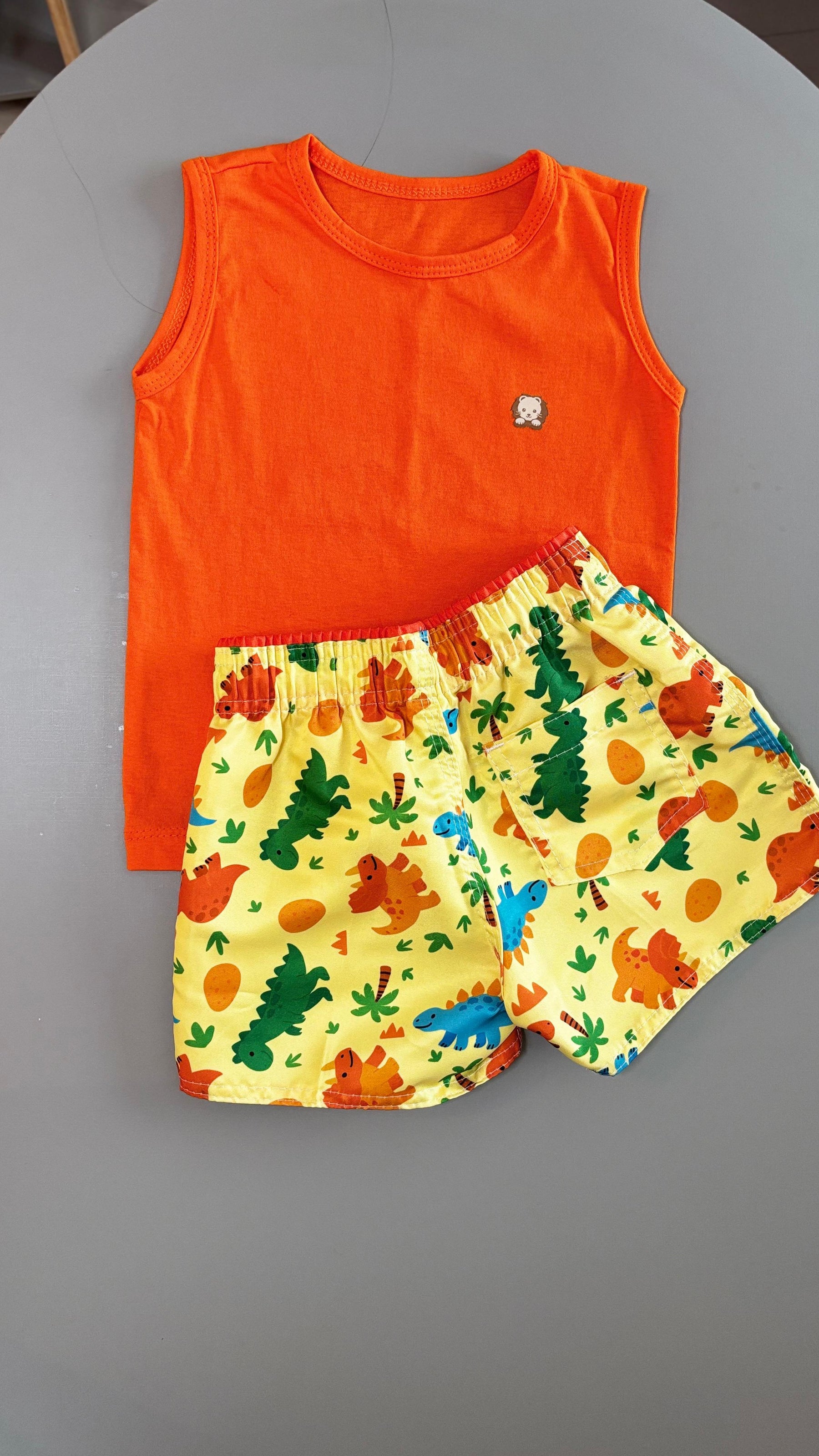 Conjunto Infantil Regata Laranja e Short Tactel na Estampa Dino | Lá Colorê