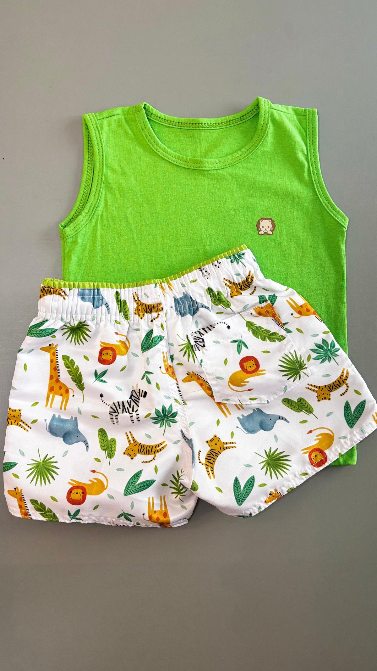 Conjunto Infantil Regata Verde Lima e Short Tactel na Estampa Baby Safari | Lá Colorê
