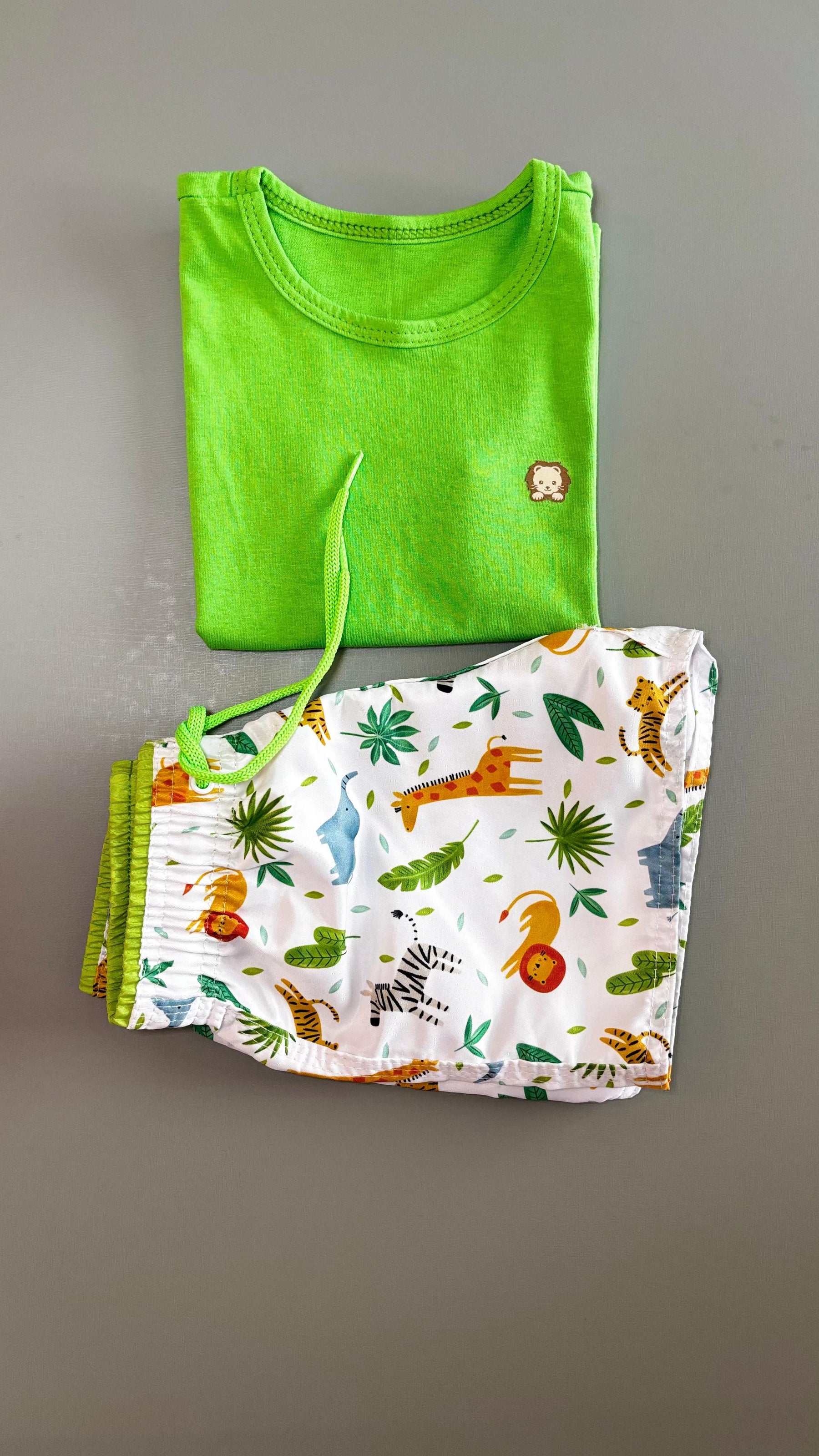 Conjunto Infantil Regata Verde Lima e Short Tactel na Estampa Baby Safari | Lá Colorê