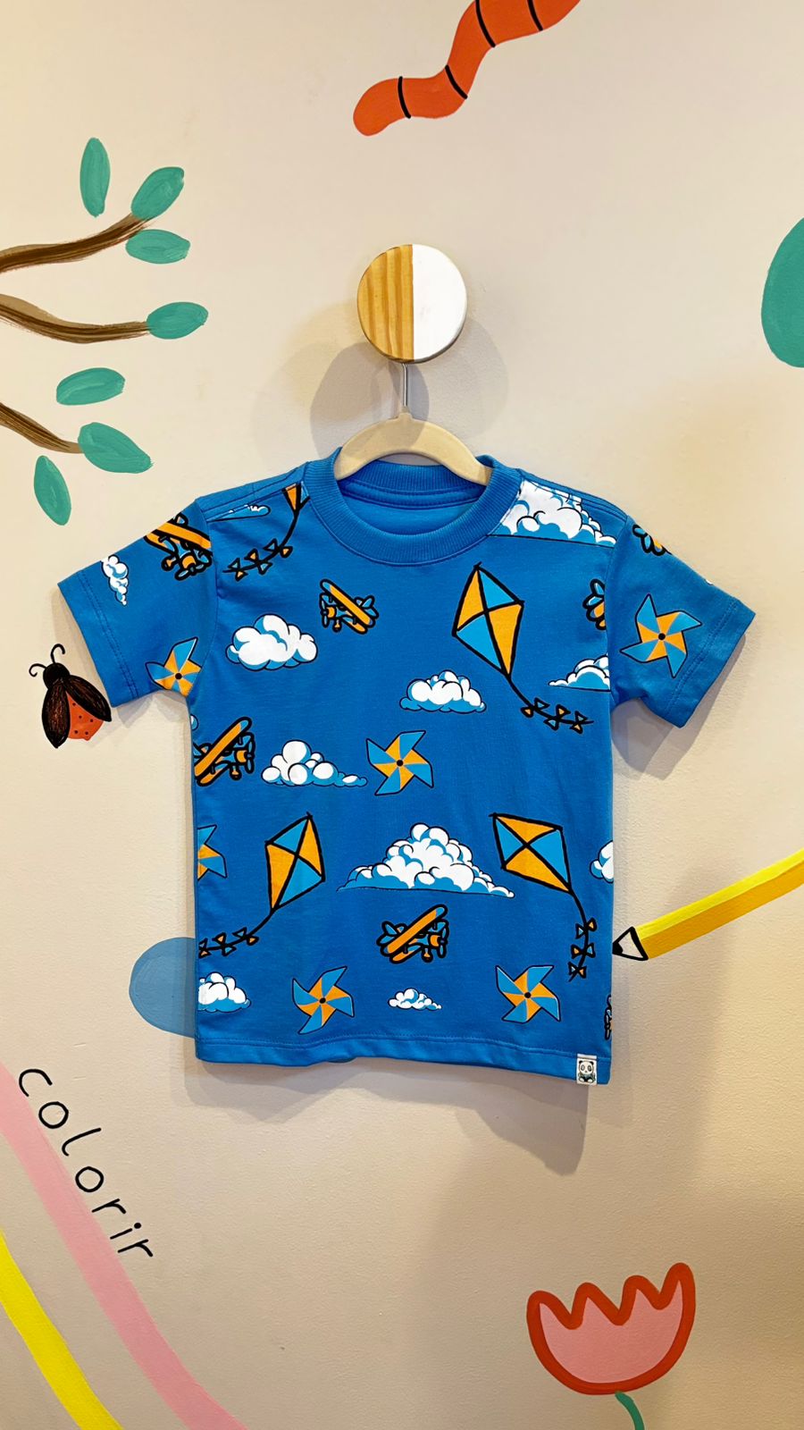 T-Shirt Infantil Azul com Estampa de Pipa - 100% Algodão | Lá Colorê