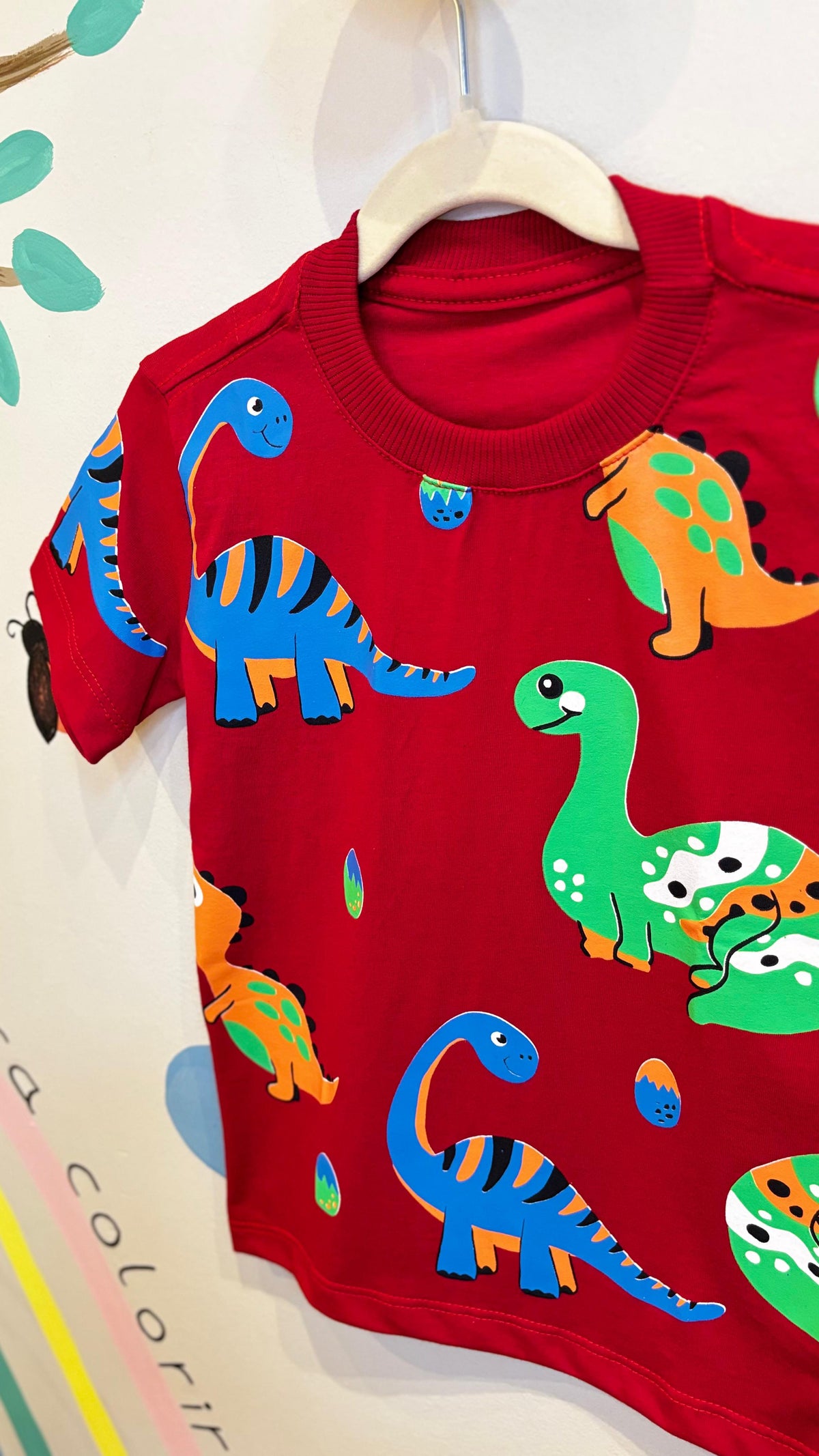 T-Shirt Infantil Vermelha com Estampa de Dinossauros - 100% Algodão | Lá Colorê
