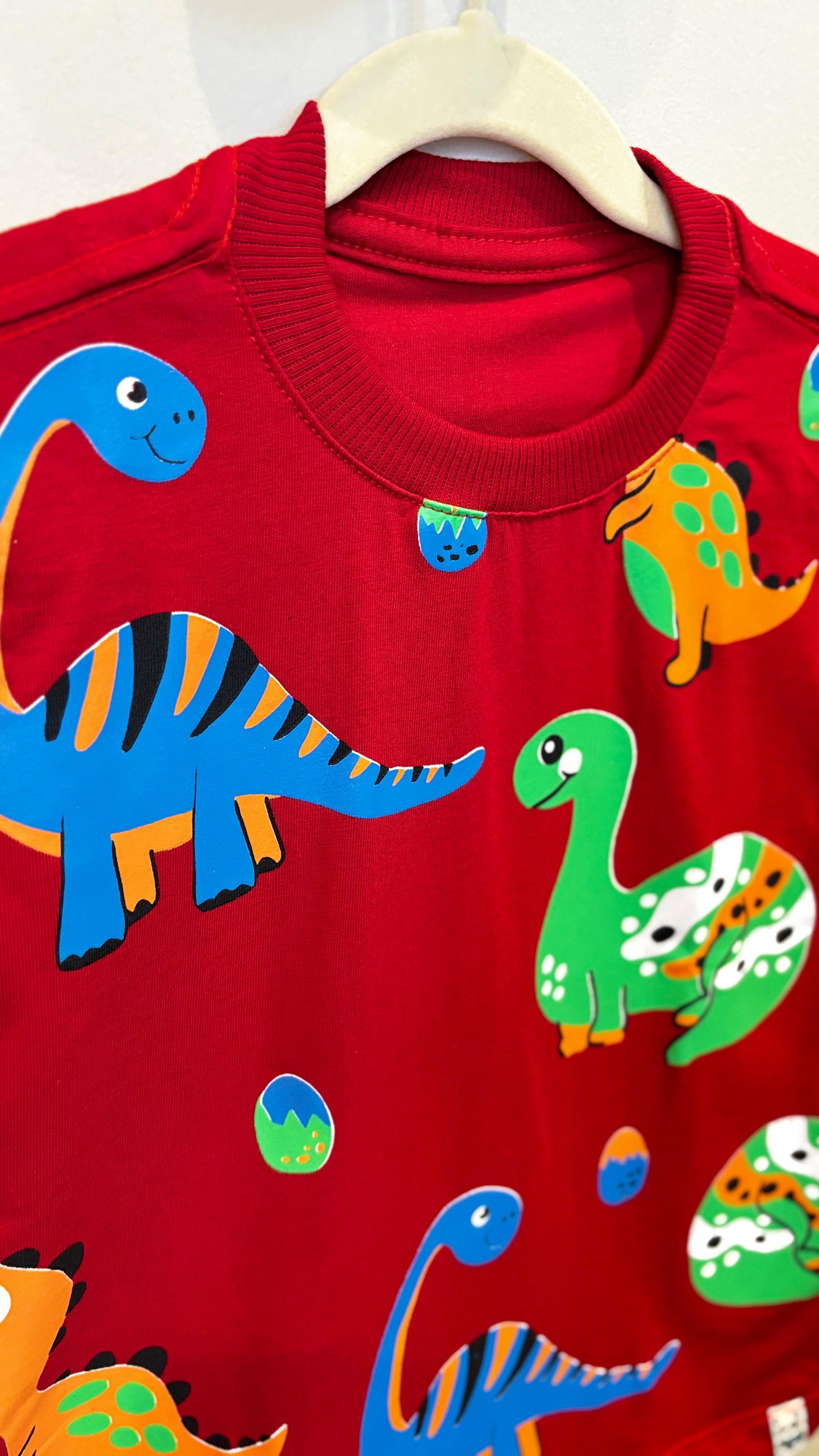 T-Shirt Infantil Vermelha com Estampa de Dinossauros - 100% Algodão | Lá Colorê