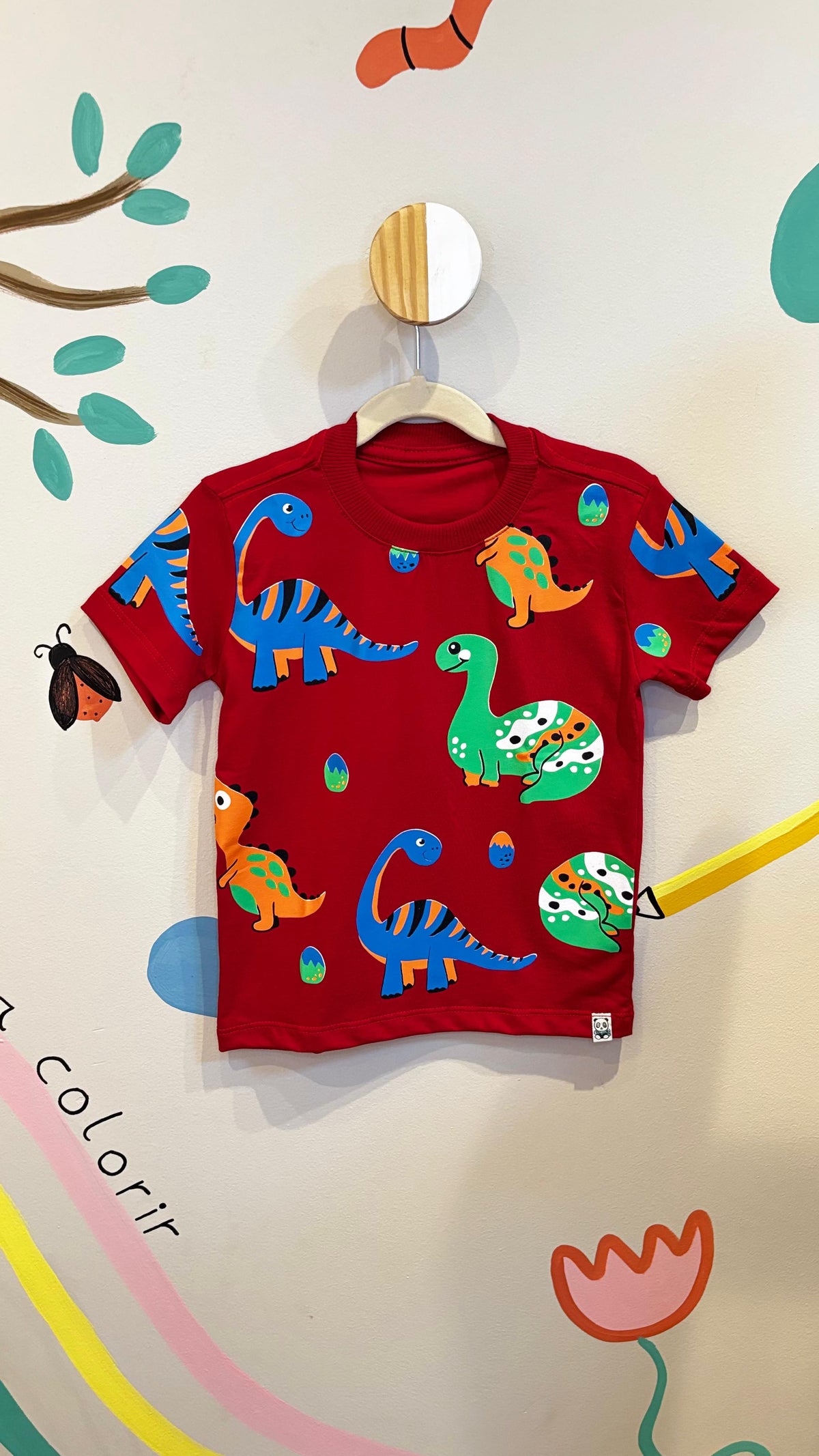 T-Shirt Infantil Vermelha com Estampa de Dinossauros - 100% Algodão | Lá Colorê