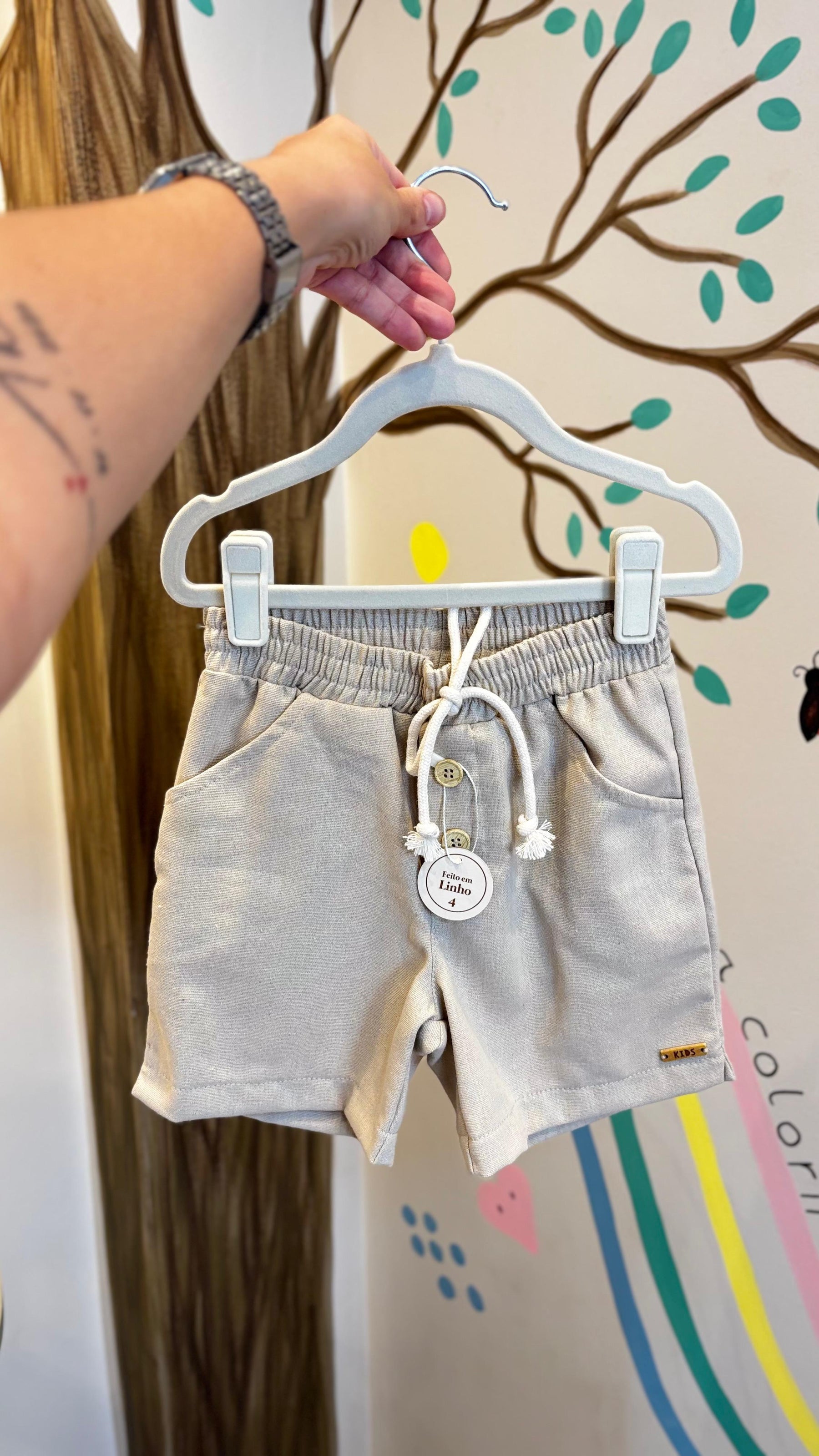 Bermuda Infantil em Linho Bege Areia | Lá Colorê