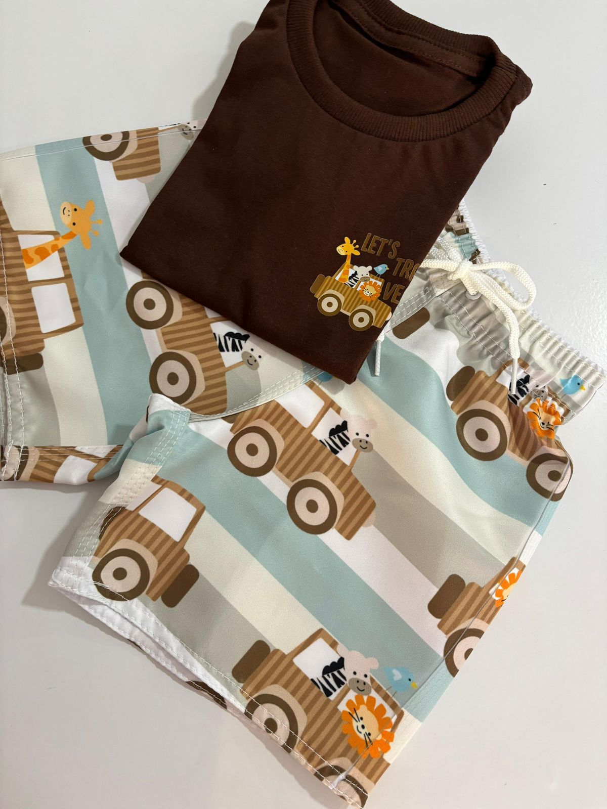 Conjunto Infantil Estampa Jeep - T-Shirt + Short Estampado | Lá Colorê