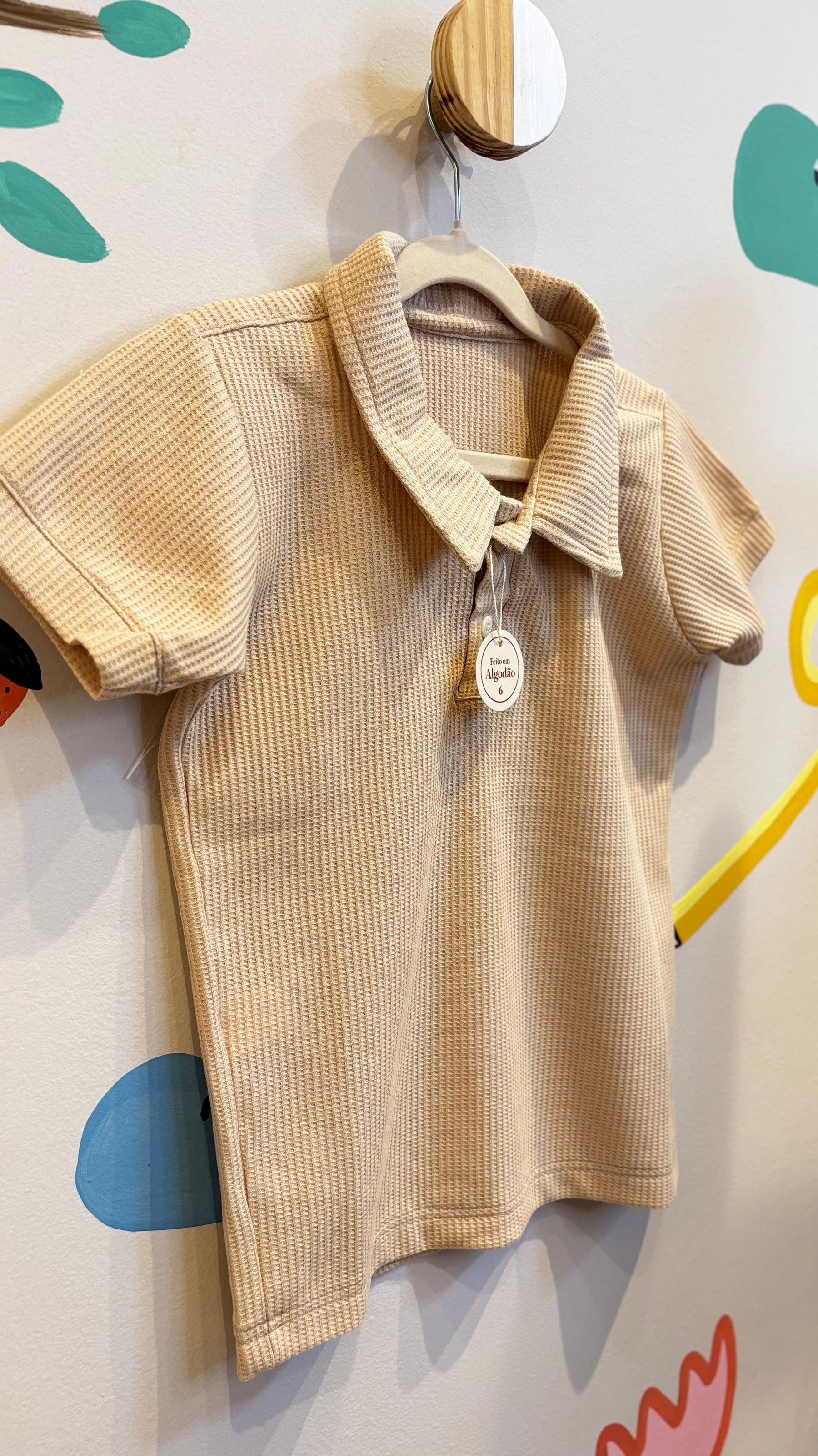 Camisa Infantil Gola Polo Avelã em Tricô - 100% Algodão | Lá Colorê