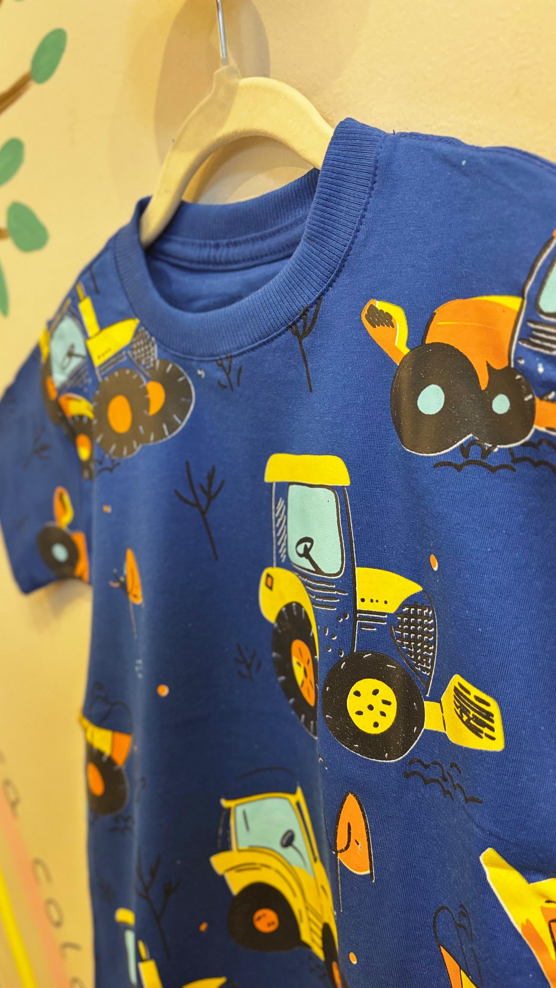 T-Shirt Infantil Azul com Estampa de Tratores - 100% Algodão | Lá Colorê