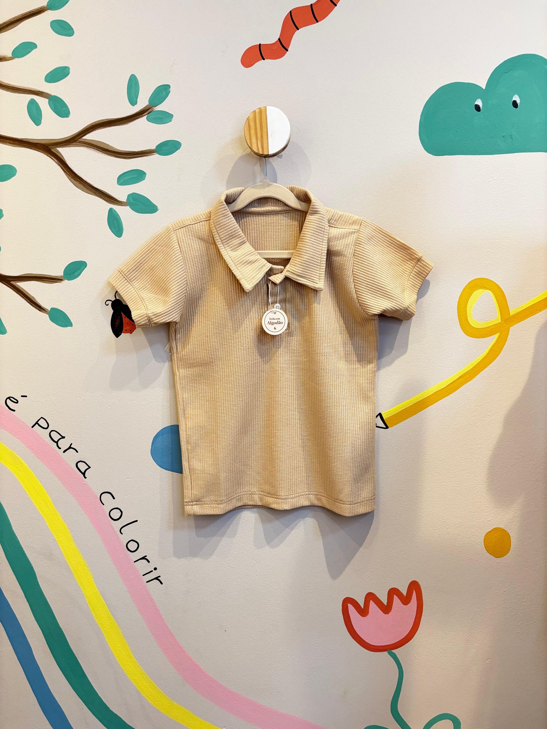 Camisa Infantil Gola Polo Avelã em Tricô - 100% Algodão | Lá Colorê