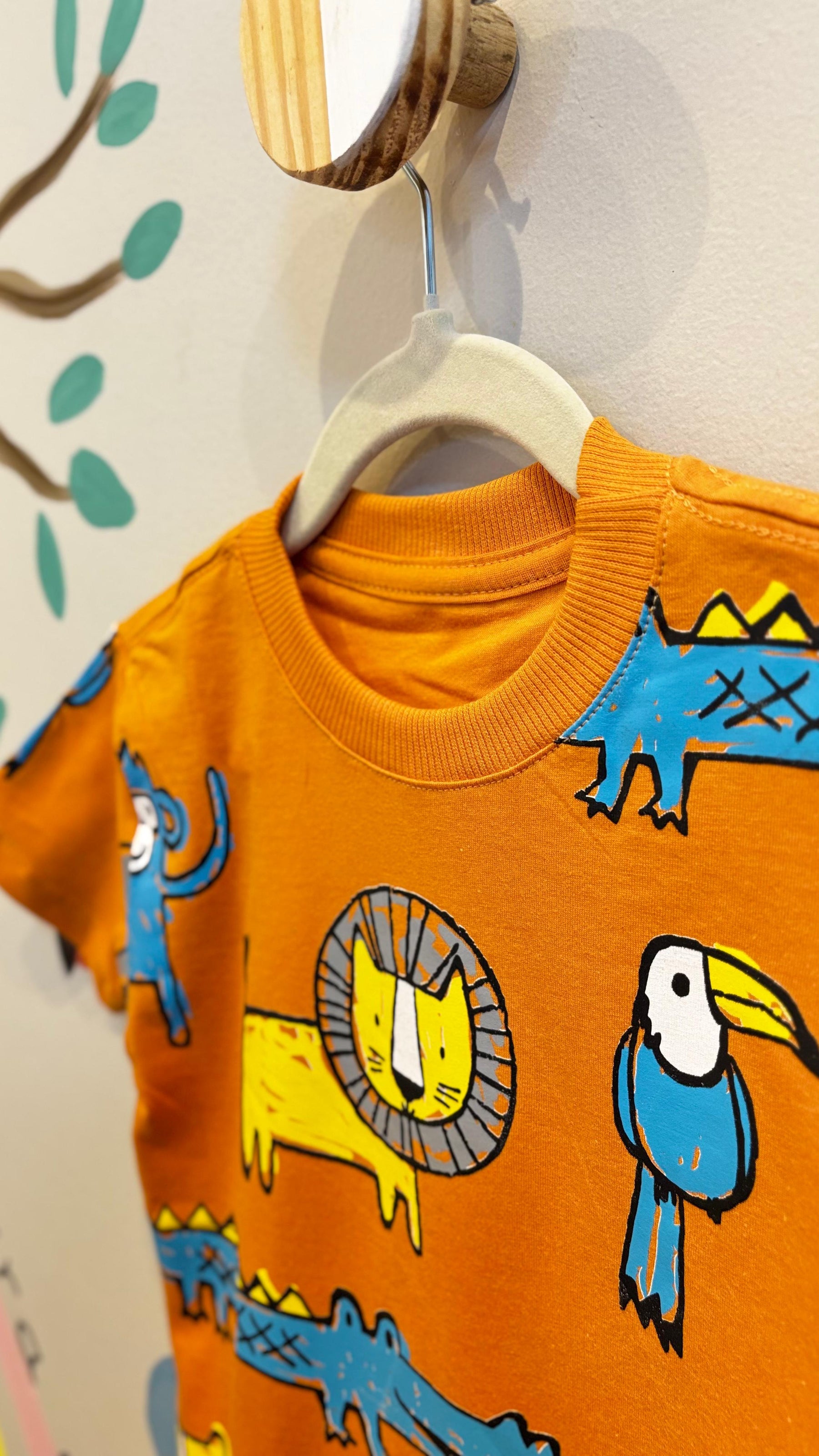 T-Shirt Infantil Laranja com Estampa Safari - 100% Algodão | Lá Colorê