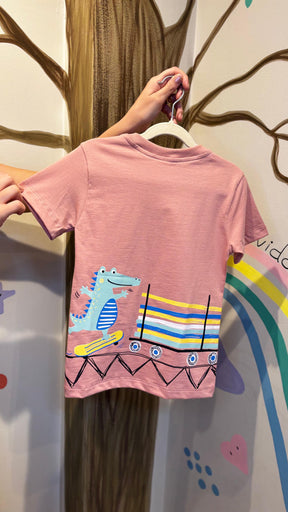 T-Shirt Infantil Lilás com Estampa do Jacaré e Retroescavadeira - 100% Algodão | Lá Colorê