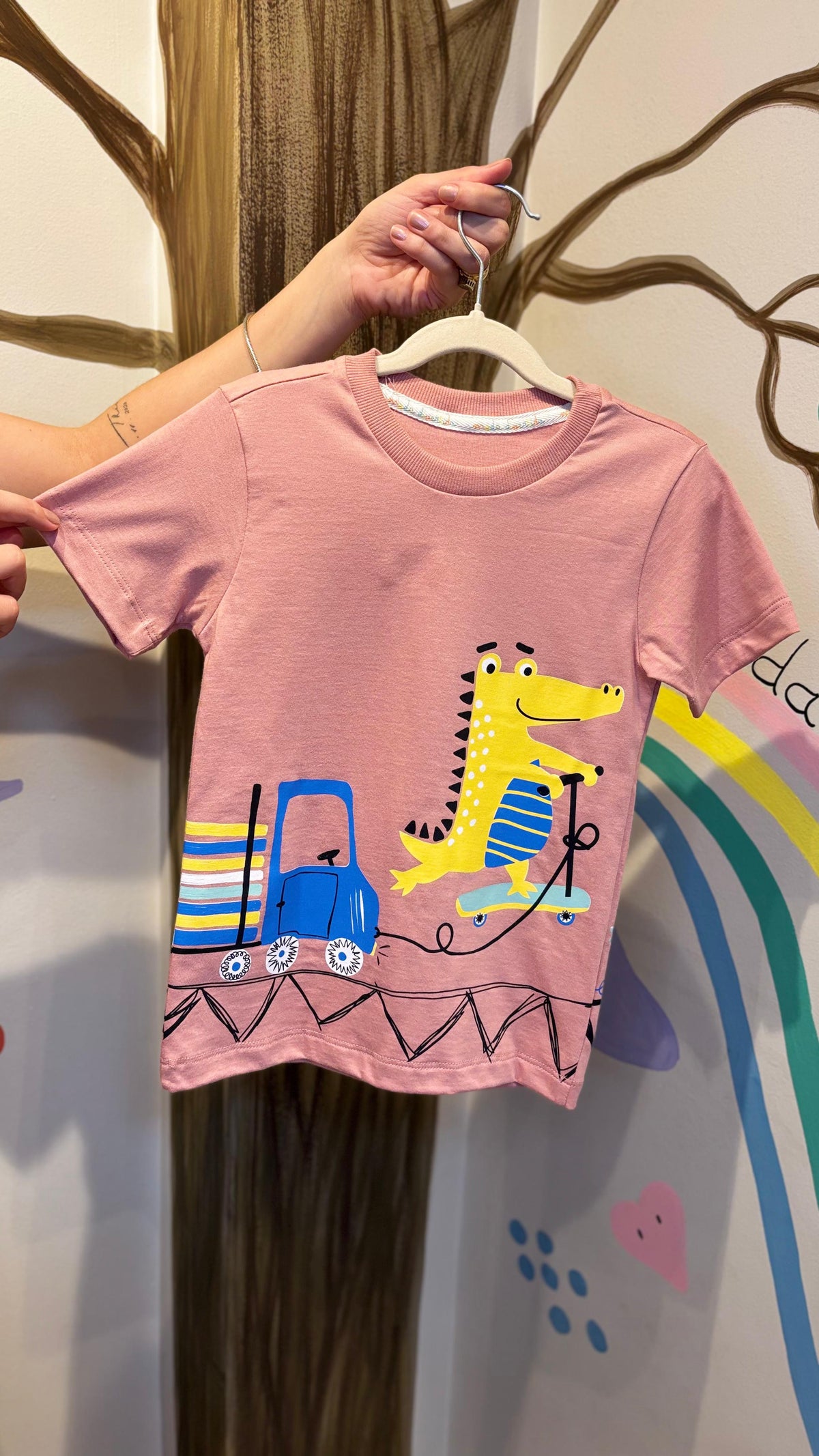 T-Shirt Infantil Lilás com Estampa do Jacaré e Retroescavadeira - 100% Algodão | Lá Colorê