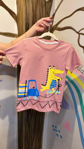 T-Shirt Infantil Lilás com Estampa do Jacaré e Retroescavadeira - 100% Algodão | Lá Colorê