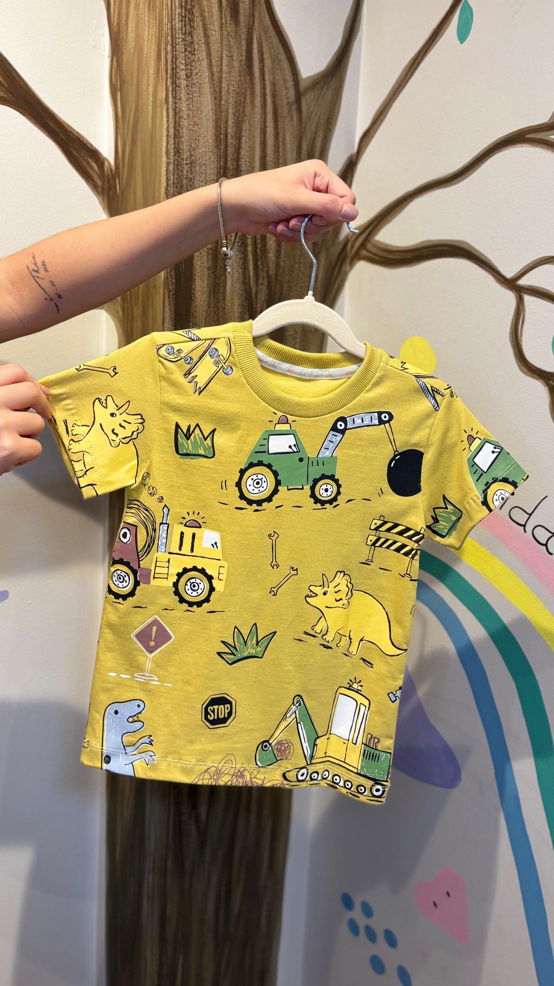 T-Shirt Infantil Mostarda com Estampa de Retroescavadeira e Dino - 100% Algodão | Lá Colorê