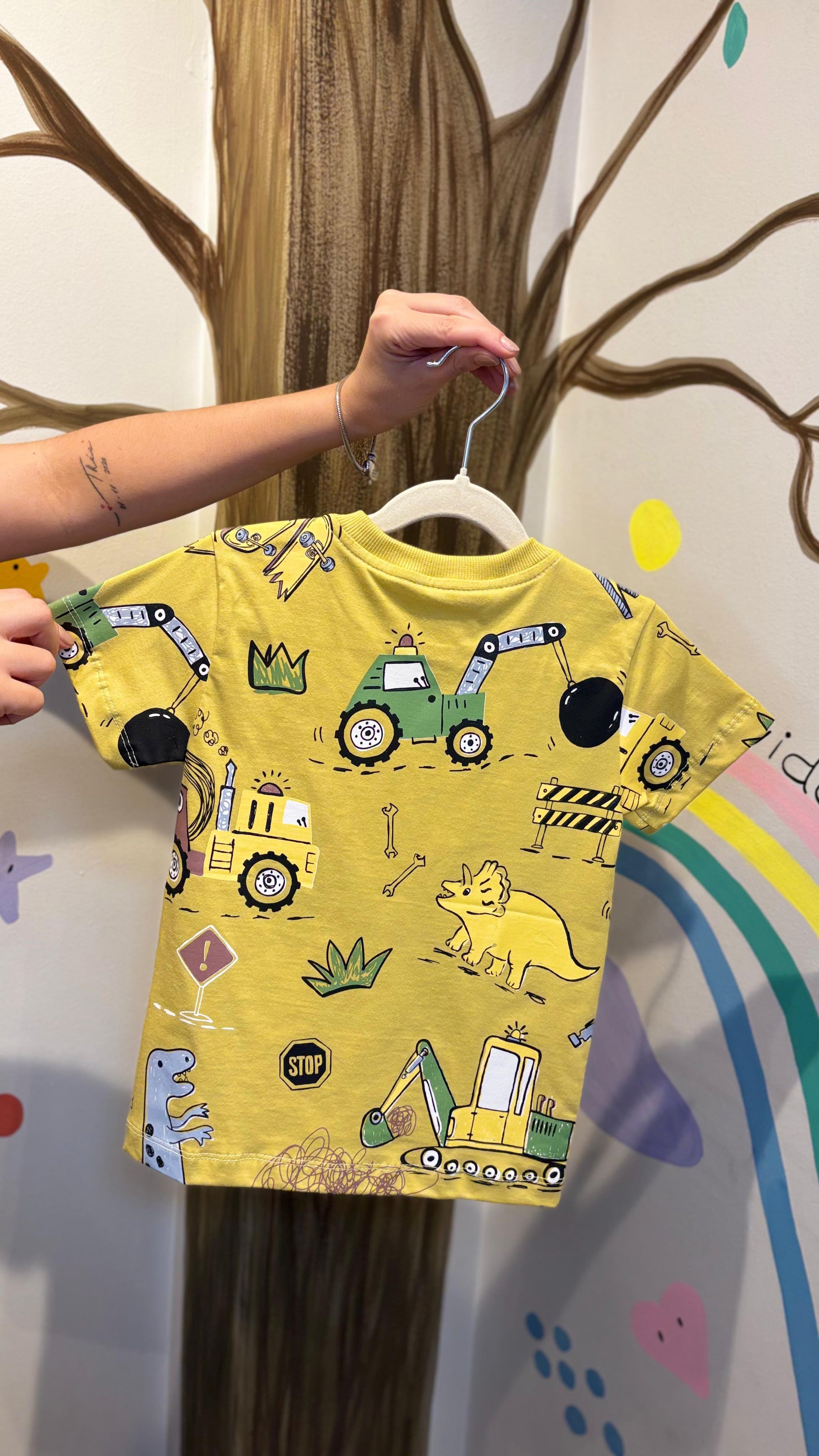 T-Shirt Infantil Mostarda com Estampa de Retroescavadeira e Dino - 100% Algodão | Lá Colorê