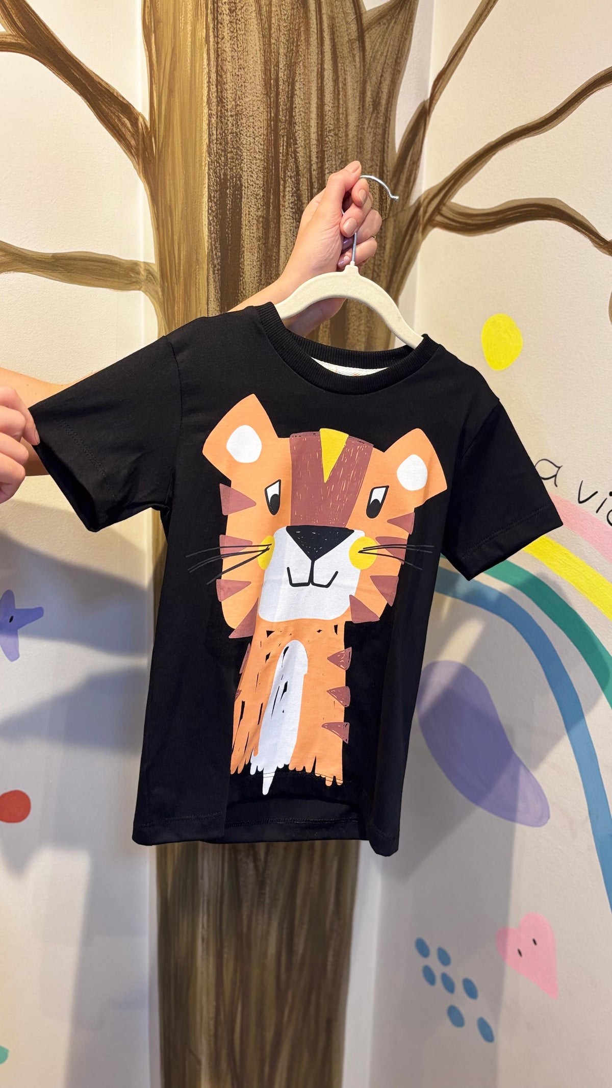 T-Shirt Infantil Preta com Estampa de Leão - 100% Algodão | Lá Colorê