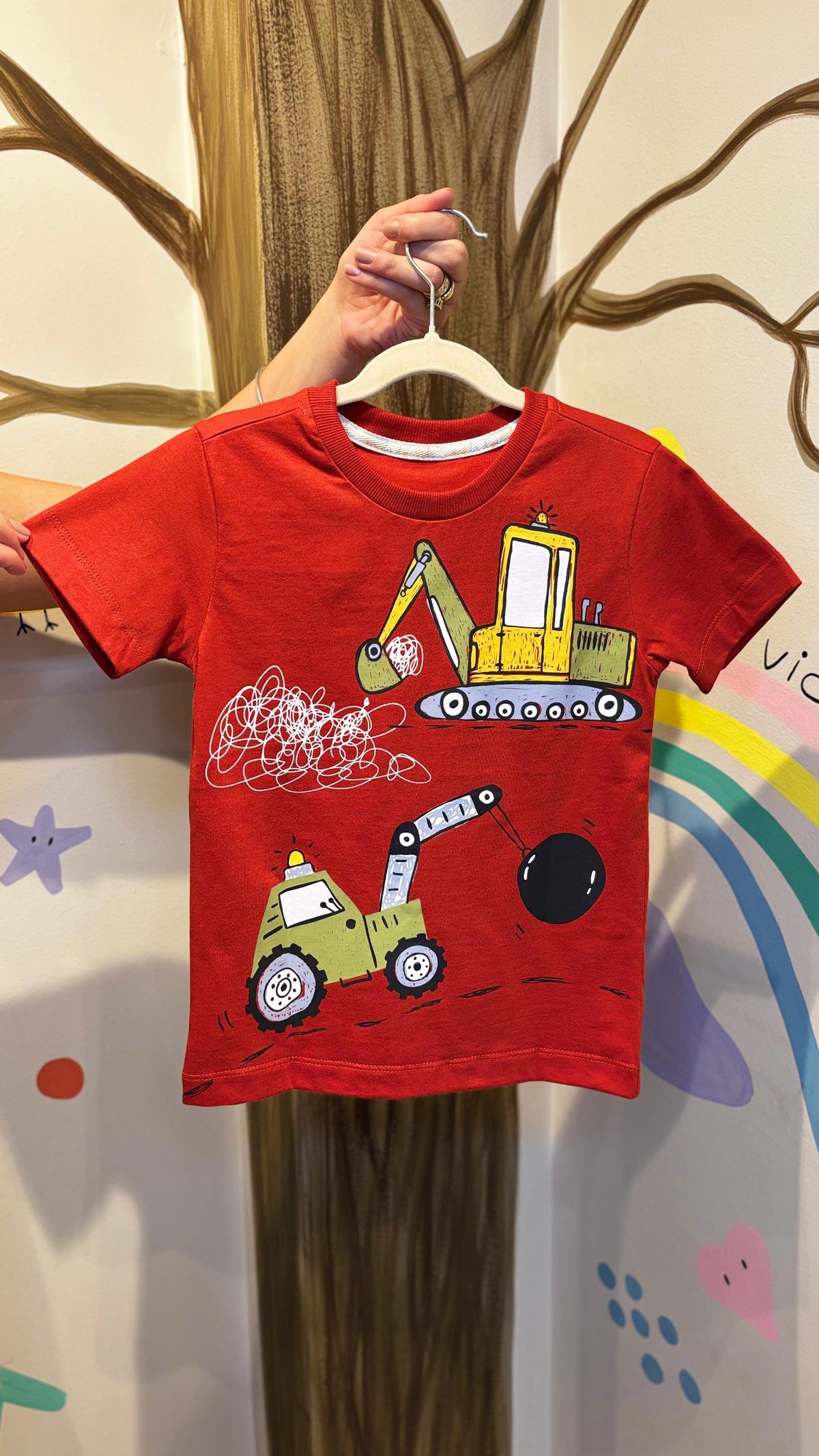 T-Shirt Infantil Vermelha com Estampa de Retroescavadeira - 100% Algodão | Lá Colorê