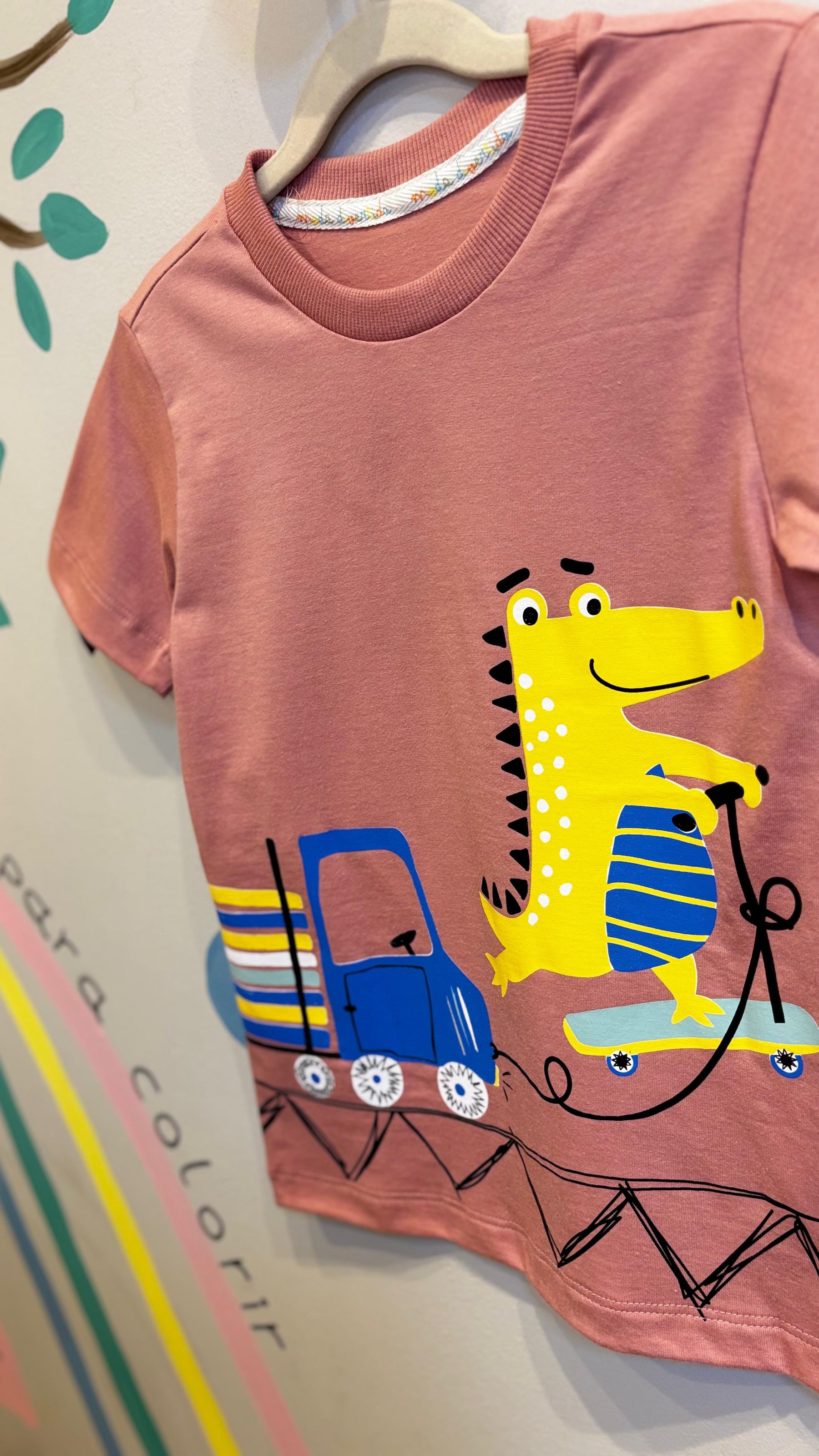 T-Shirt Infantil Lilás com Estampa do Jacaré e Retroescavadeira - 100% Algodão | Lá Colorê