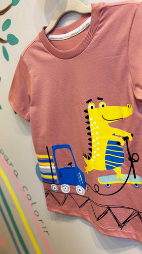 T-Shirt Infantil Lilás com Estampa do Jacaré e Retroescavadeira - 100% Algodão | Lá Colorê