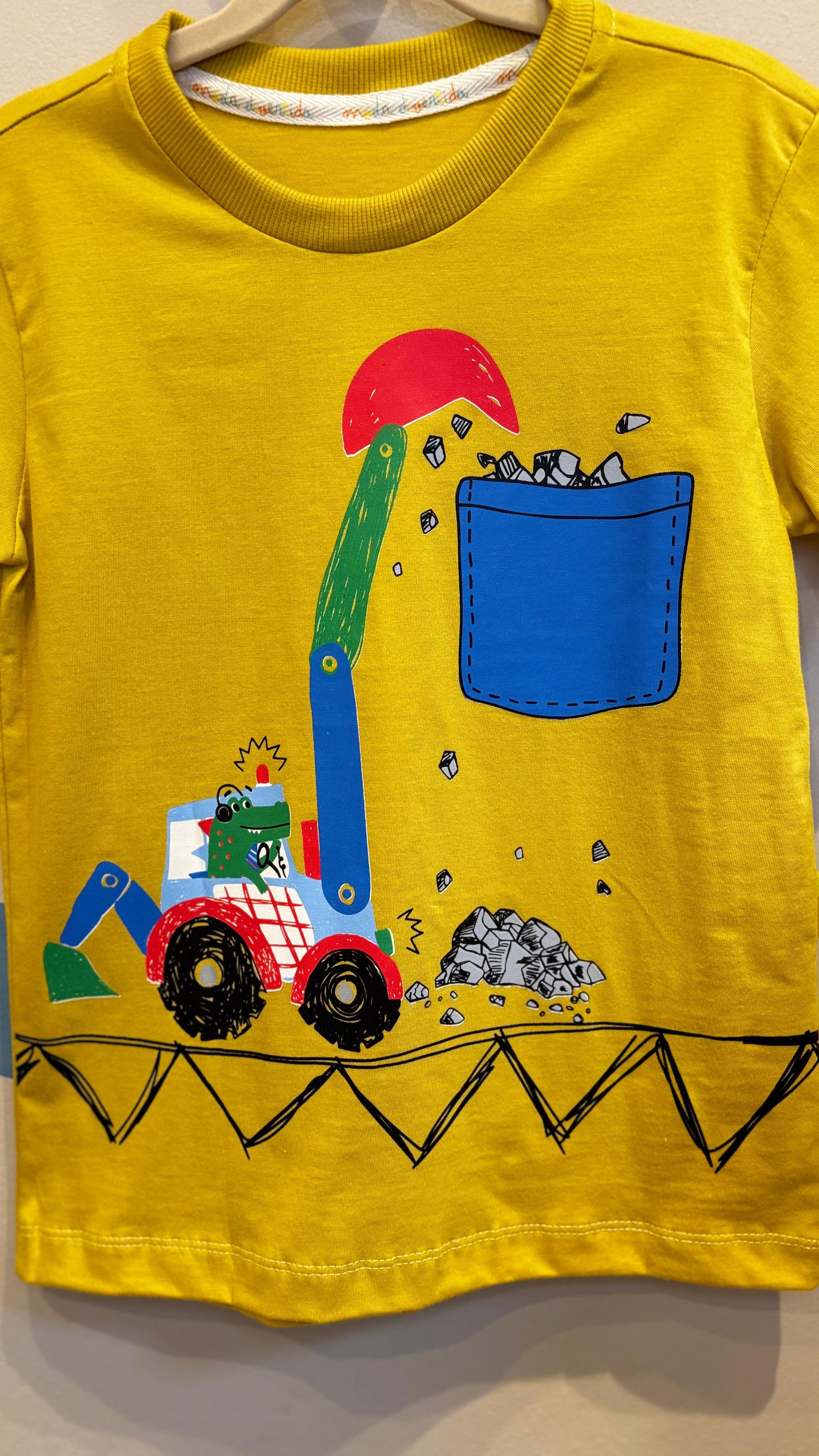 T-Shirt Infantil Amarela com Estampa Jacaré e Retroescavadeira - 100% Algodão | Lá Colorê