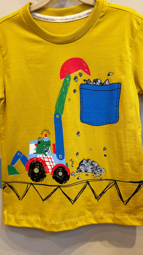 T-Shirt Infantil Amarela com Estampa Jacaré e Retroescavadeira - 100% Algodão | Lá Colorê